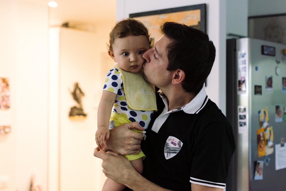 reportage à la maison photo de famille à Rueil Malmaison (92) - bébé et son papa