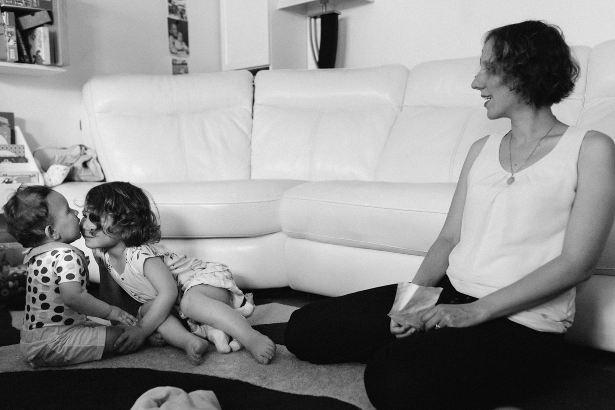 reportage à la maison photo de famille à Rueil Malmaison (92) bisous du petit frère