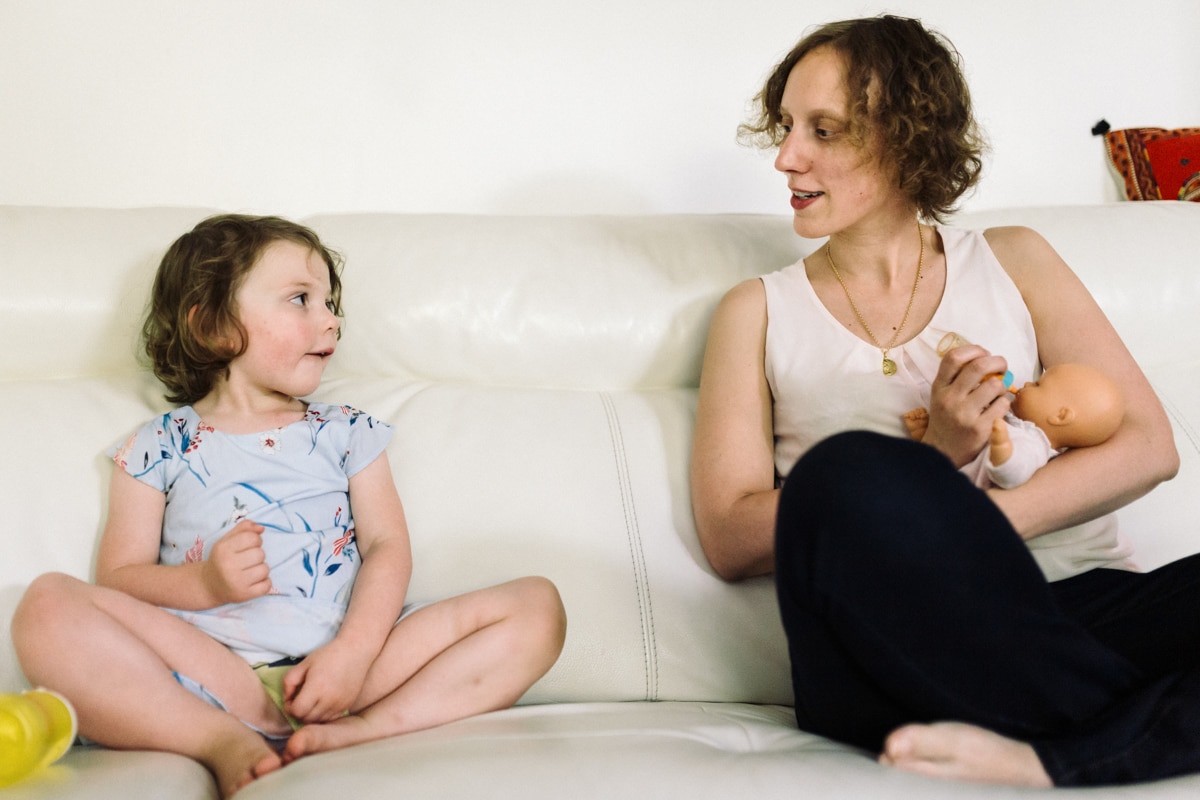 reportage à la maison photo de famille à Rueil Malmaison (92) maman donne le biberon a la poupée