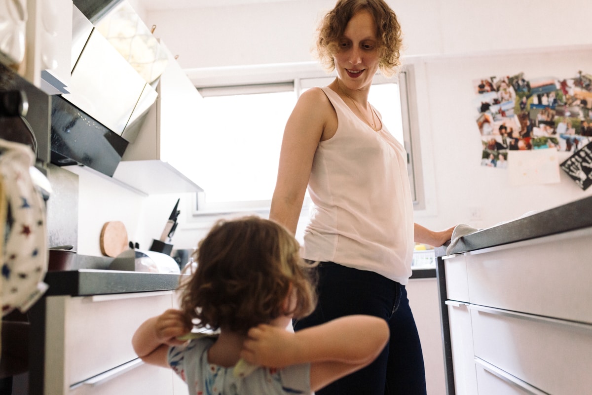 reportage à la maison photo de famille à Rueil Malmaison (92) préparation du gouter