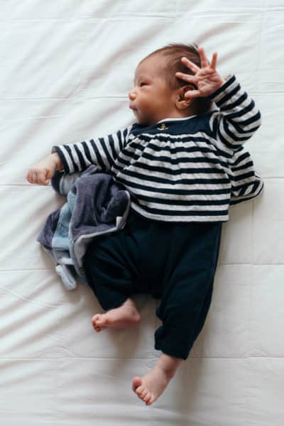 Reportage photo de famille à la maison nouveau né à Paris