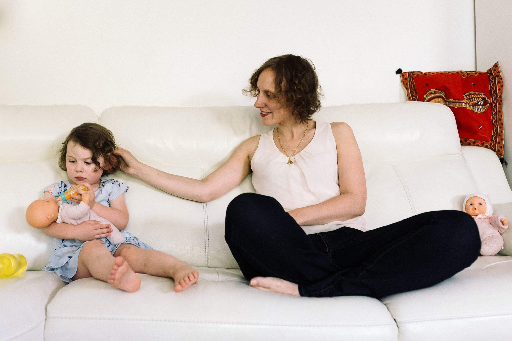 maman regarde petite fille qui donne le biberon a son bébé marine poron photo de famille reportage de vie quotidienne