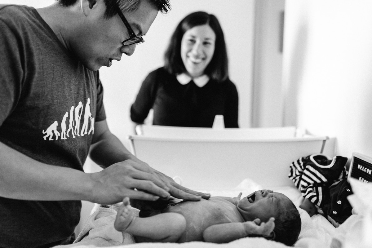 reportage de famille, photo de nouveau né par Ernestine et sa famille - bain du bébé