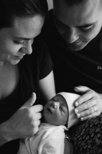 Reportage photo à la maternité à Paris Ernestine et sa famille photographe de nouveau-né - parents et bébé