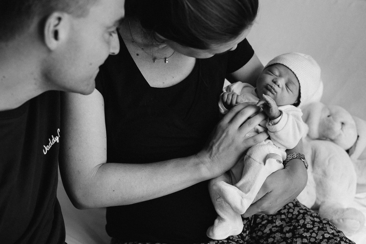 Reportage photo à la maternité à Paris Ernestine et sa famille photographe de nouveau-né
