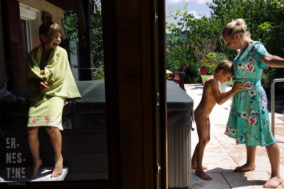 Ernestine-et-sa-famille-wedding and life photographer-16 ‣ Photographe de famille à l'approche documentaire pour vos évènements ou votre vie quotidienne, à Paris et dans toute la France reportage documentaire de famille à Besançon par Ernestine et sa famille