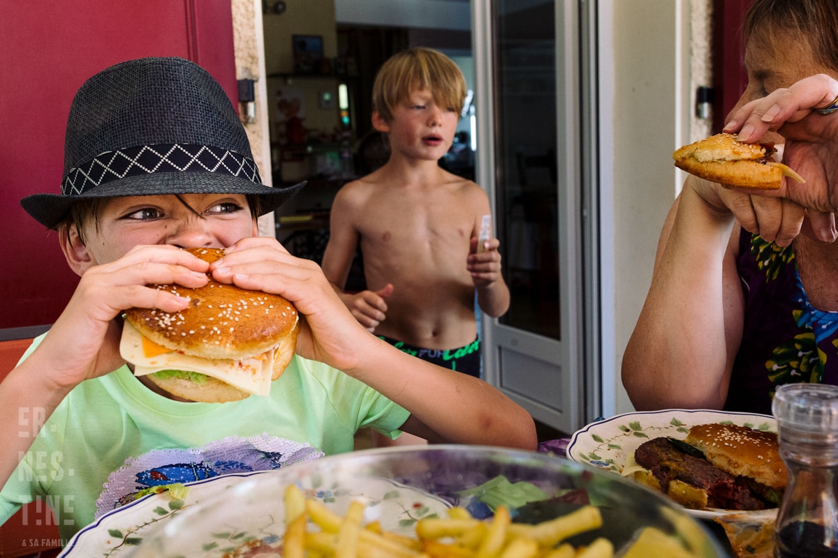 Ernestine-et-sa-famille-wedding and life photographer-18 ‣ Photographe de famille à l'approche documentaire pour vos évènements ou votre vie quotidienne, à Paris et dans toute la France reportage documentaire de famille à Besançon par Ernestine et sa famille