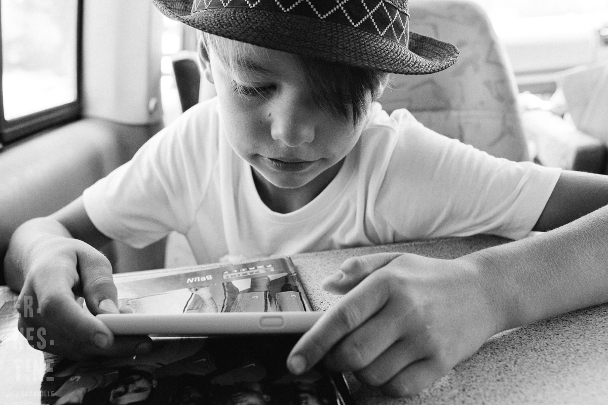 Ernestine-et-sa-famille-wedding and life photographer-3 ‣ Photographe de famille à l'approche documentaire pour vos évènements ou votre vie quotidienne, à Paris et dans toute la France reportage documentaire de famille à Besançon par Ernestine et sa famille