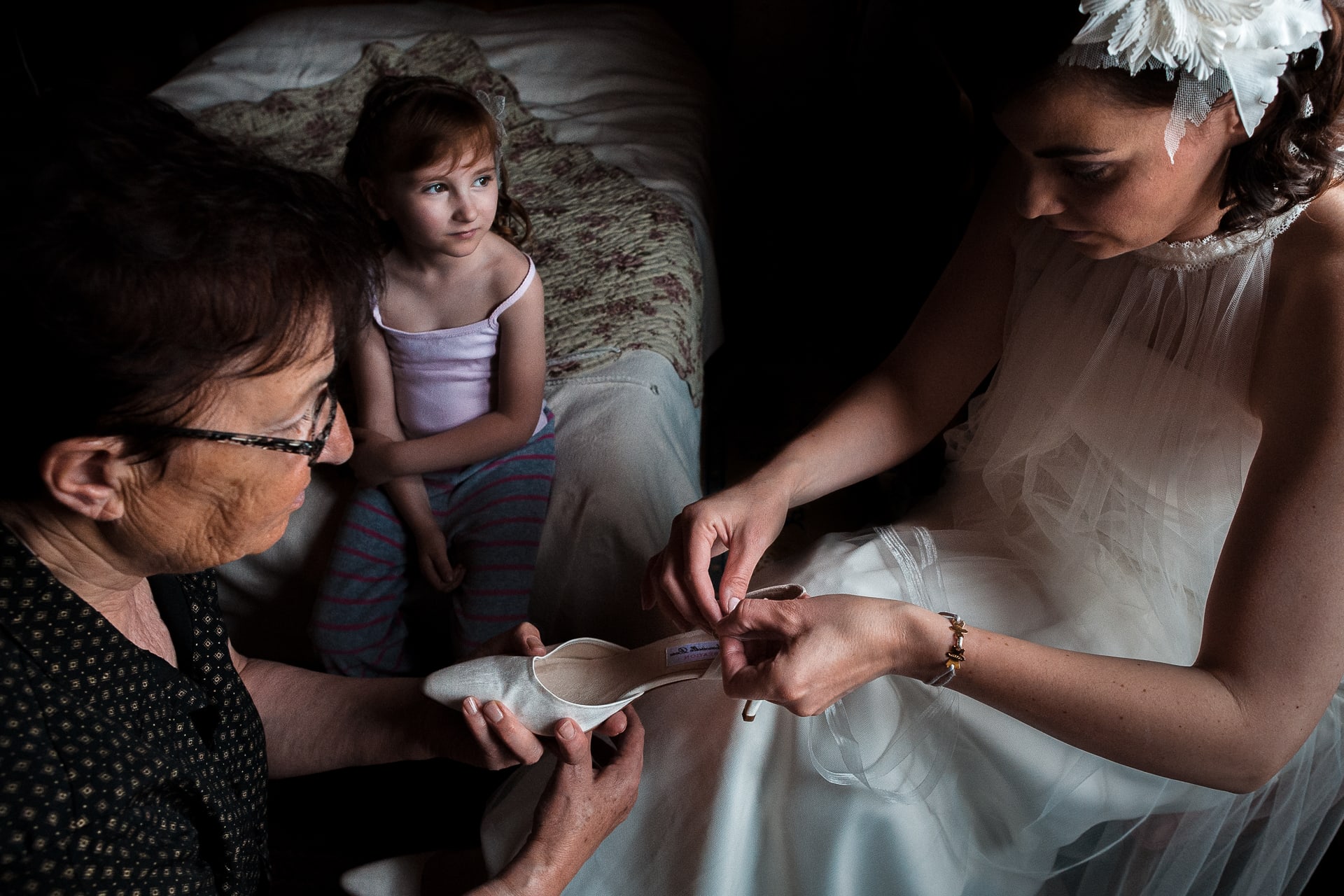 Ernestine-et-sa-famille-wedding and life photographer_2013-0003 ‣ Photographe de famille à l'approche documentaire pour vos évènements ou votre vie quotidienne, à Paris et dans toute la France Trois génération se préparent pour le mariage par Ernestine et sa famille photographe de mariage à l'approche reportage