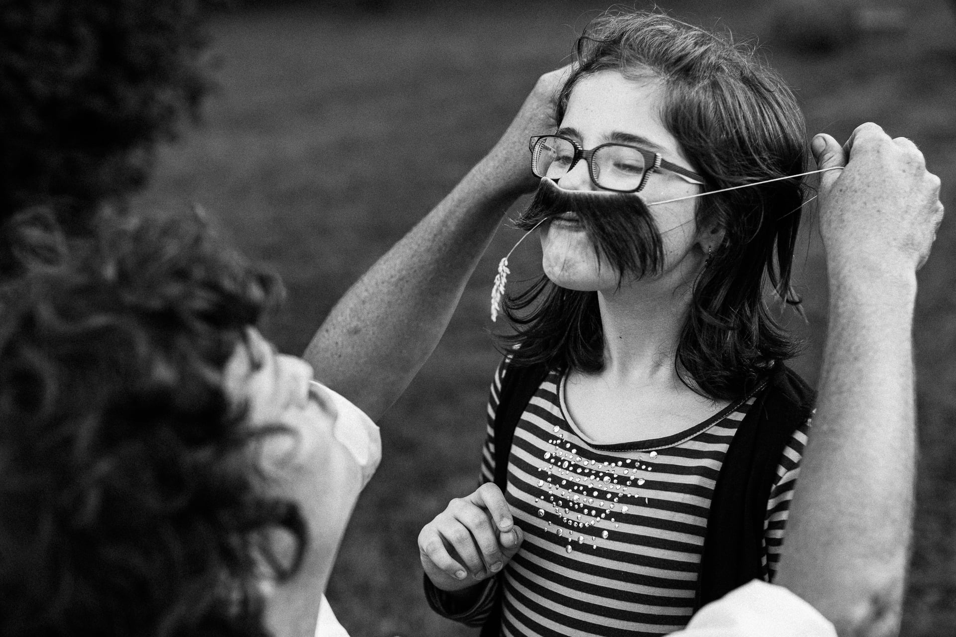 Ernestine-et-sa-famille-wedding and life photographer_2016-0011 ‣ Photographe de famille à l'approche documentaire pour vos évènements ou votre vie quotidienne, à Paris et dans toute la France photo d'une enfant avec une fausse moustache Ernestine et sa famille photographe de mariage à l'approche reportageErnestine et sa famille photographe de mariage à l'approche reportage