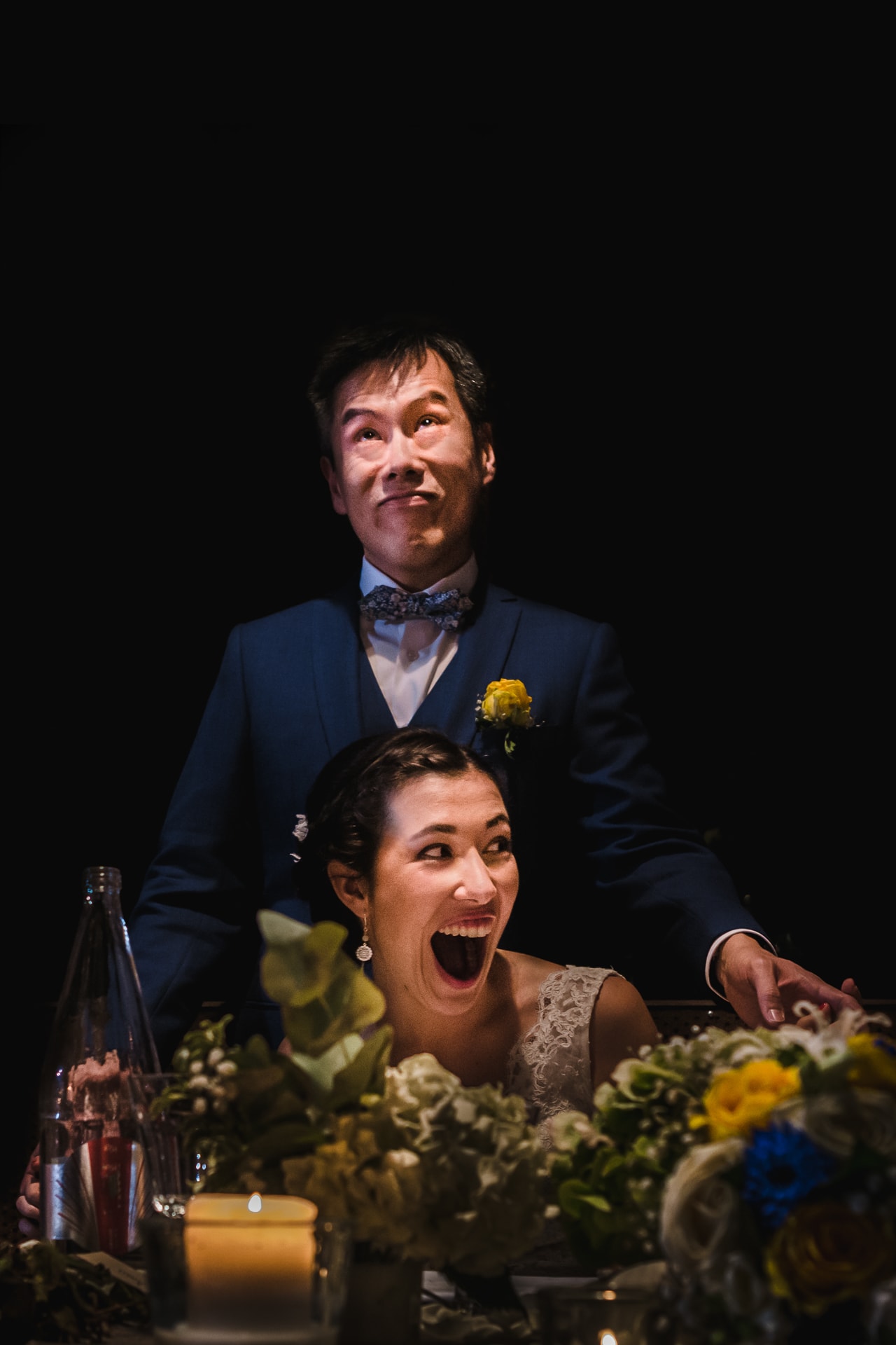 photo des mariés pendant les discours de témoins. Mariage aux Bonnes joies. Ernestine et sa famille photographe de mariage à l'approche reportage
