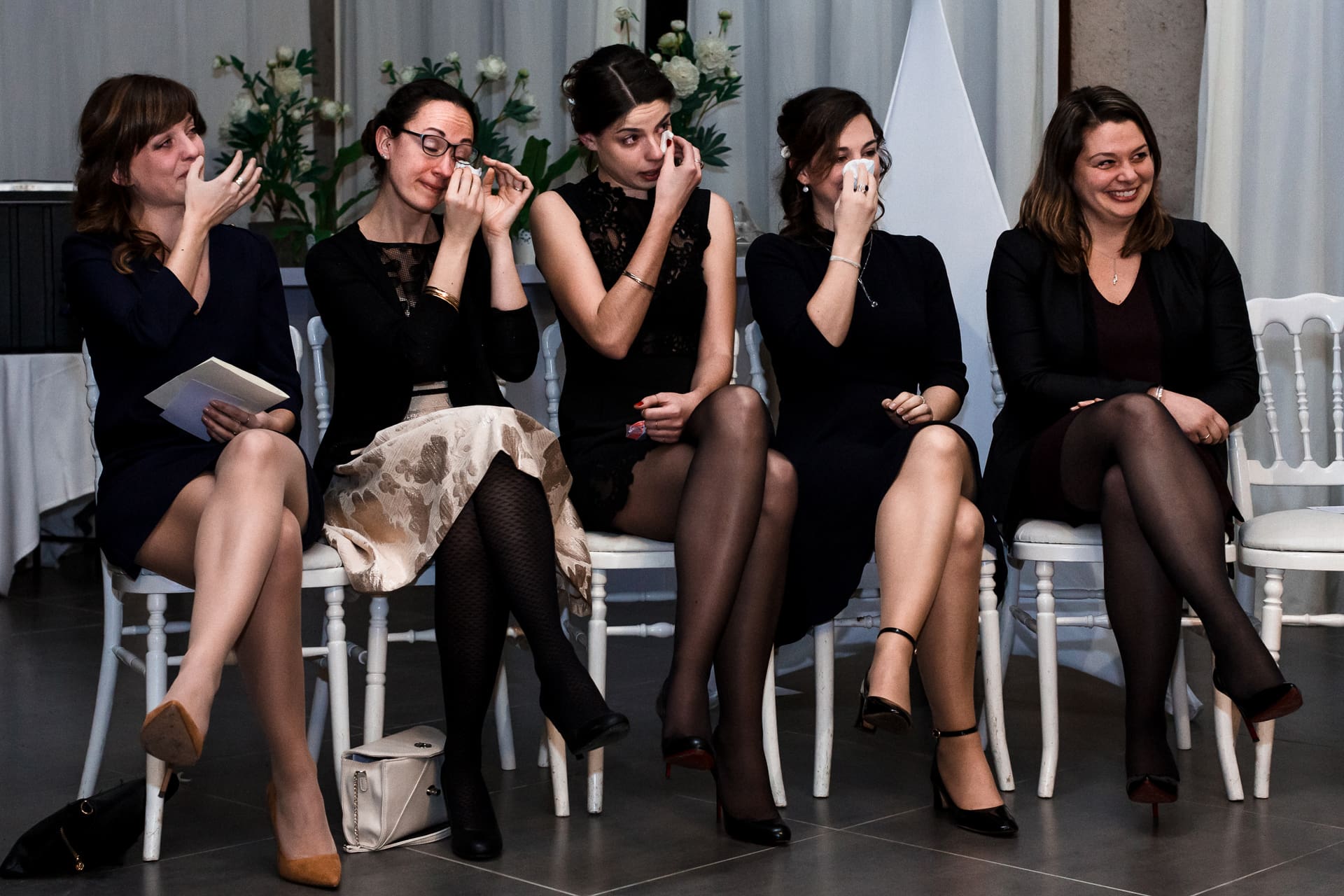 Ernestine-et-sa-famille-wedding and life photographer_2018-0024 ‣ Photographe de famille à l'approche documentaire pour vos évènements ou votre vie quotidienne, à Paris et dans toute la France Emotion des témoins pendant la cérémonie laïque. Photo de mariage en hiver. Ernestine et sa famille photographe de mariage à l'approche reportage