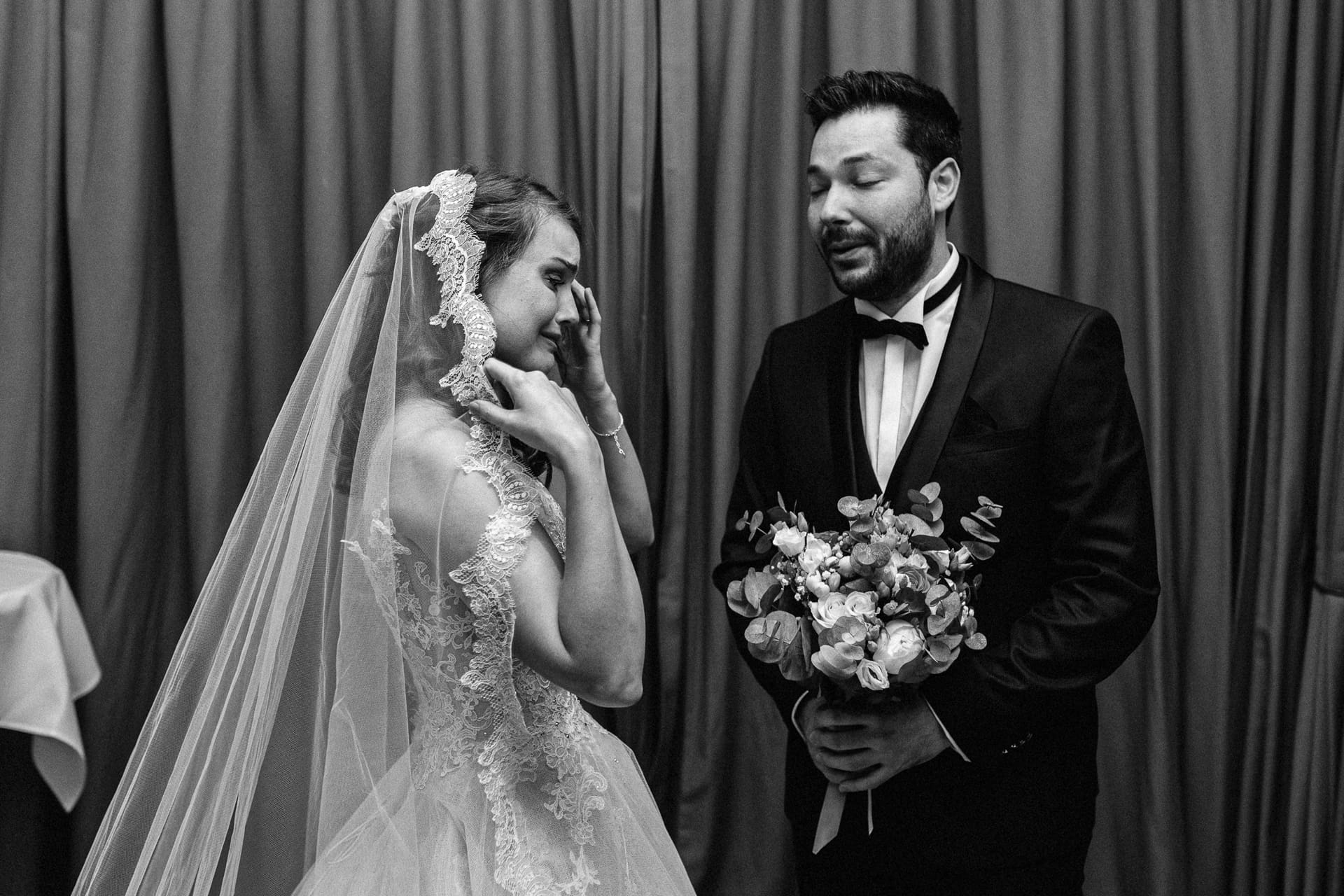 Ernestine-et-sa-famille-wedding and life photographer_2019-0031 ‣ Photographe de famille à l'approche documentaire pour vos évènements ou votre vie quotidienne, à Paris et dans toute la France Moment d'émotion au moment du first look - château de Biez (Pecq) - reportage de mariage en Belgique par Ernestine et sa famille, Marine Poron