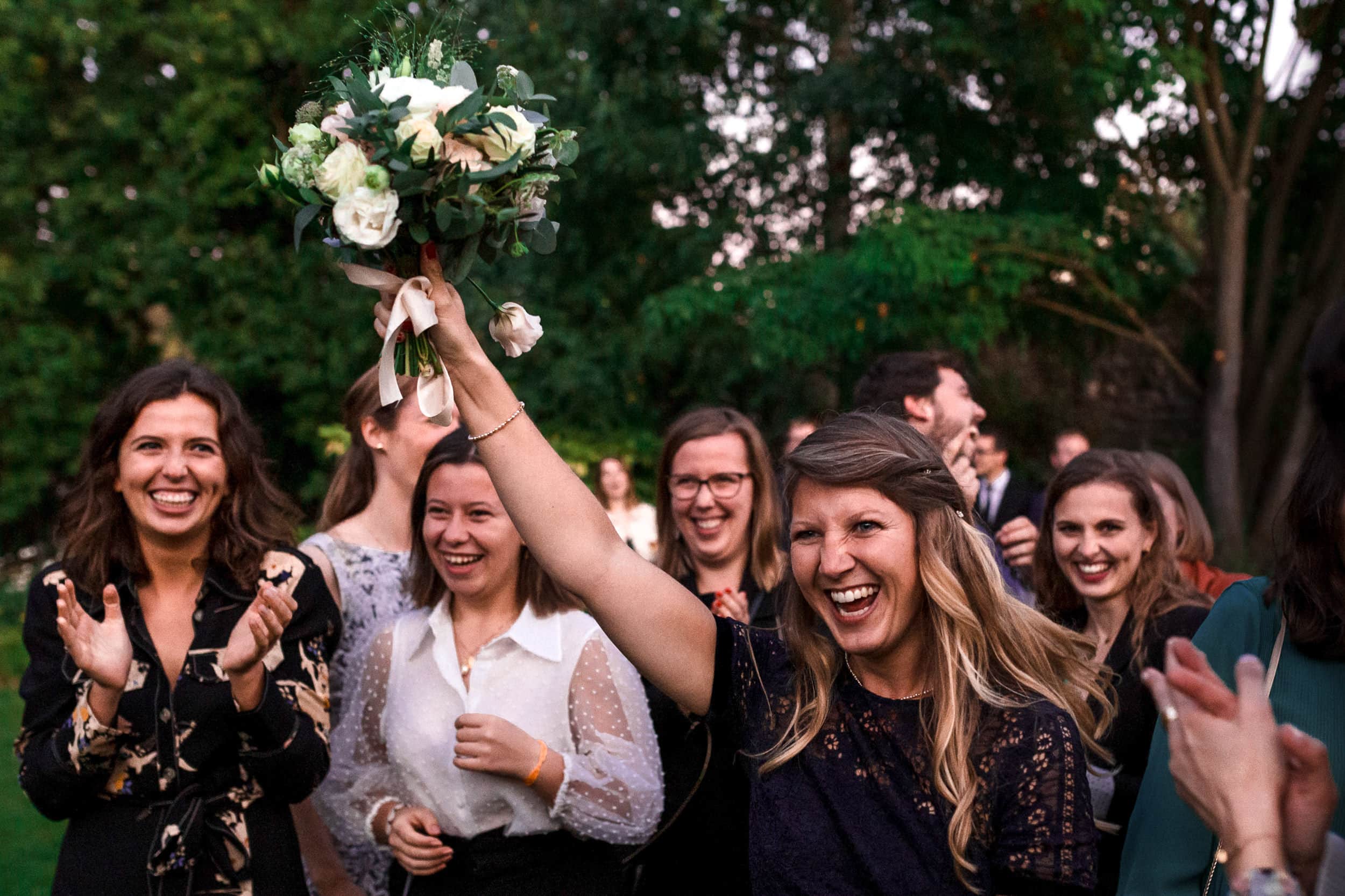 Ernestine-et-sa-famille-wedding and life photographer_2020-0002 ‣ Photographe de famille à l'approche documentaire pour vos évènements ou votre vie quotidienne, à Paris et dans toute la France Une invitée attrape le bouquet de la mariée - reportage de mariage au Domaine de Verderonne par Ernestine et sa famille, Marine Poron