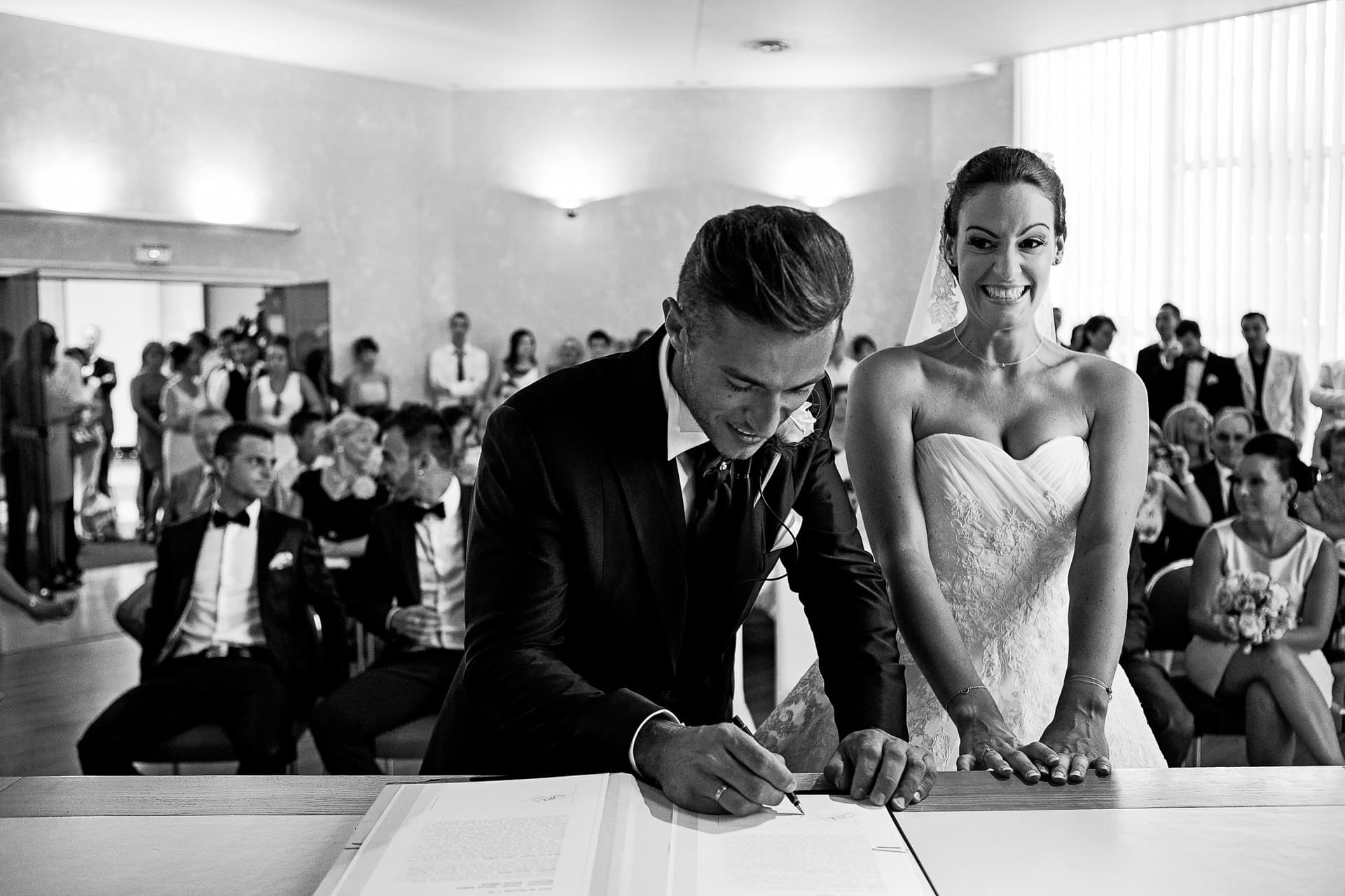 Ernestineetsafamille-wedding-and-life-photographer-1 ‣ Photographe de famille à l'approche documentaire pour vos évènements ou votre vie quotidienne, à Paris et dans toute la France signature des mariés par Photo des mains des mariés pendant la cérémonie laïque . Ernestine et sa famille photographe de mariage à l'approche reportage
