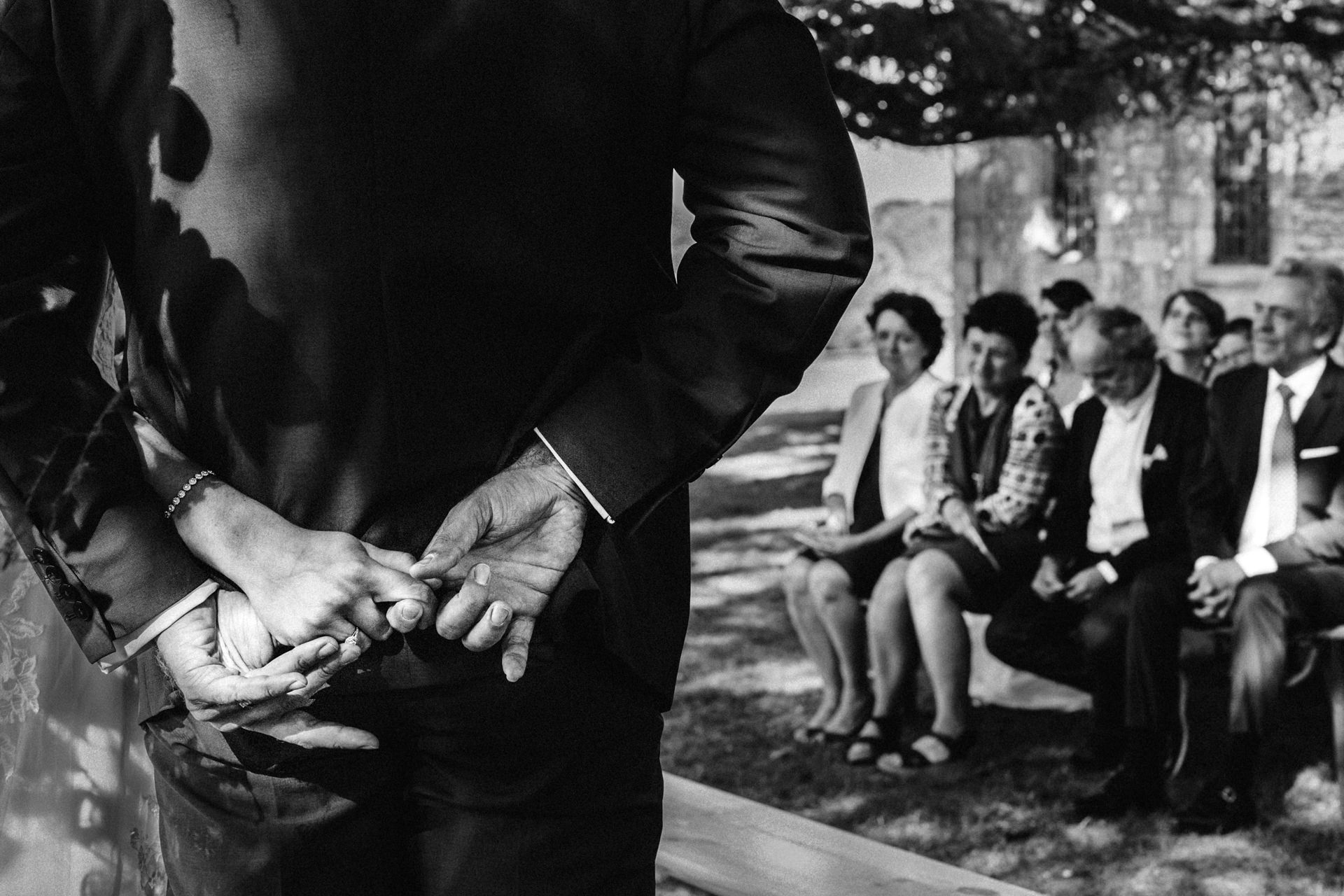 Ernestineetsafamille-wedding-and-life-photographer-11 ‣ Photographe de famille à l'approche documentaire pour vos évènements ou votre vie quotidienne, à Paris et dans toute la France Photo des mains des mariés pendant la cérémonie laïque . Ernestine et sa famille photographe de mariage à l'approche reportage