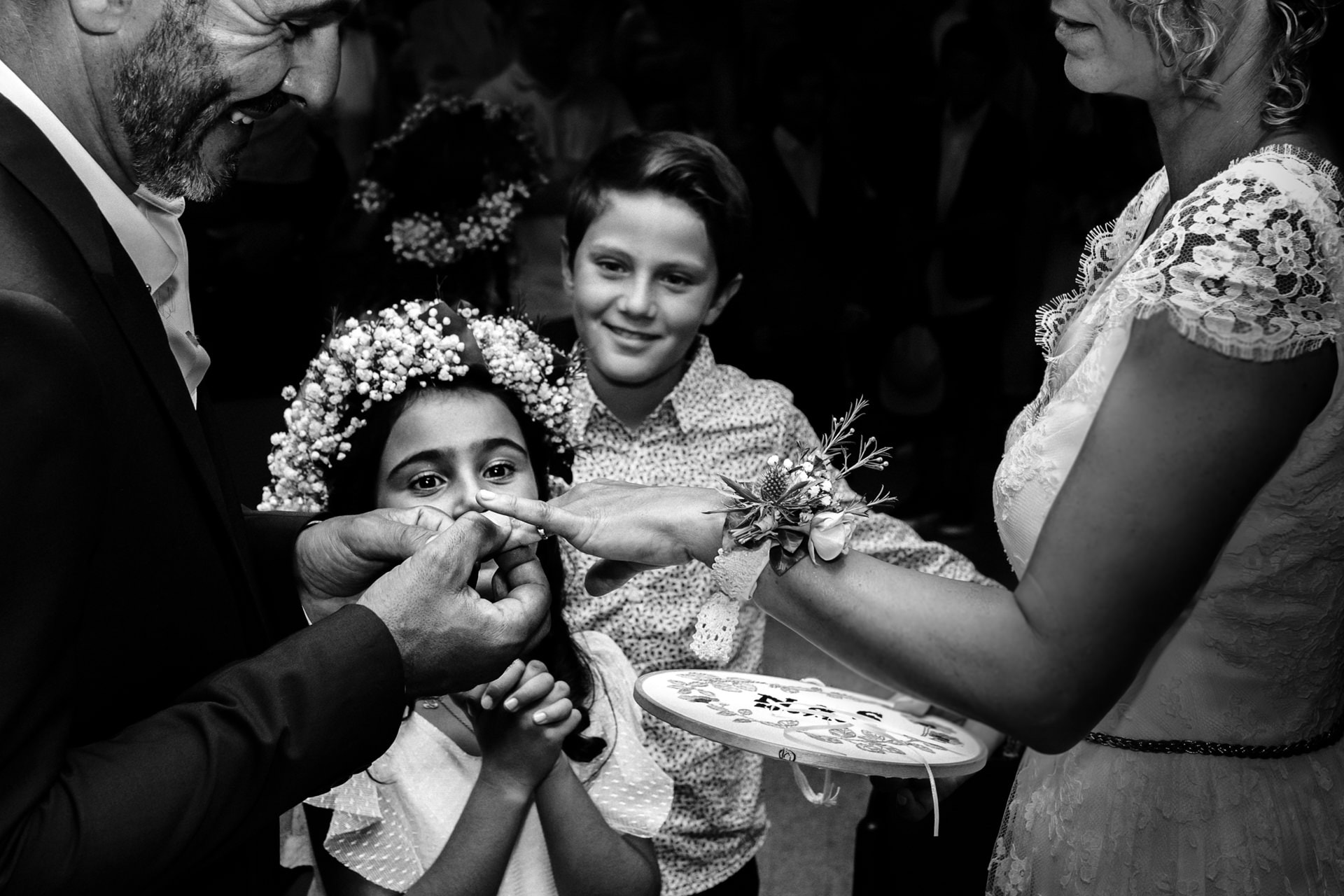 Ernestineetsafamille-wedding-and-life-photographer-14 ‣ Photographe de famille à l'approche documentaire pour vos évènements ou votre vie quotidienne, à Paris et dans toute la France les enfants heureux du mariage de leur parents par Ernestine et sa famille photographe de mariage à l'approche reportage