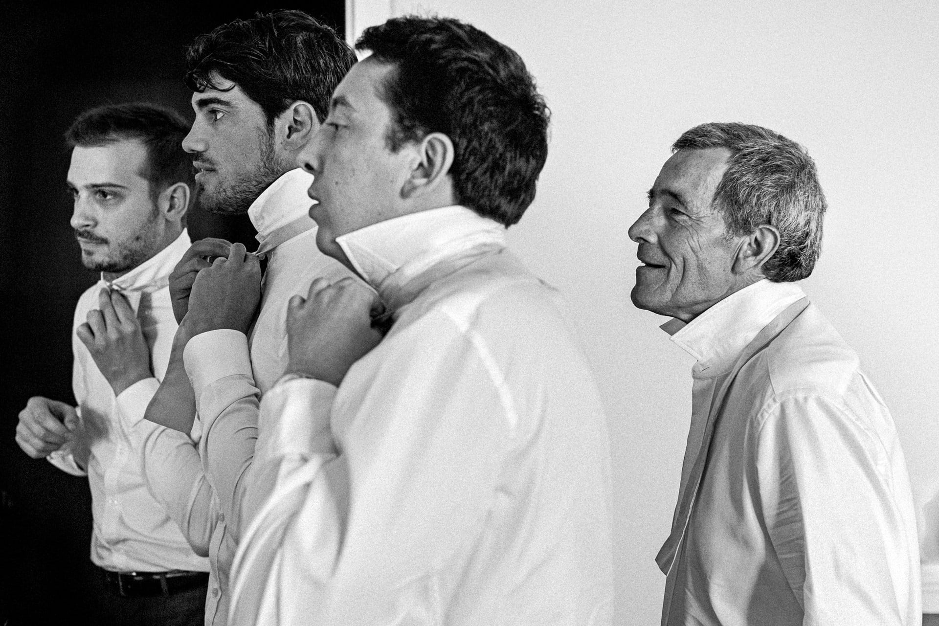 Ernestineetsafamille-wedding-and-life-photographer-16 ‣ Photographe de famille à l'approche documentaire pour vos évènements ou votre vie quotidienne, à Paris et dans toute la France habillage du marié avec témoins au Mnaoir de Kerouzien Ernestine et sa famille photographe de mariage à l'approche reportage