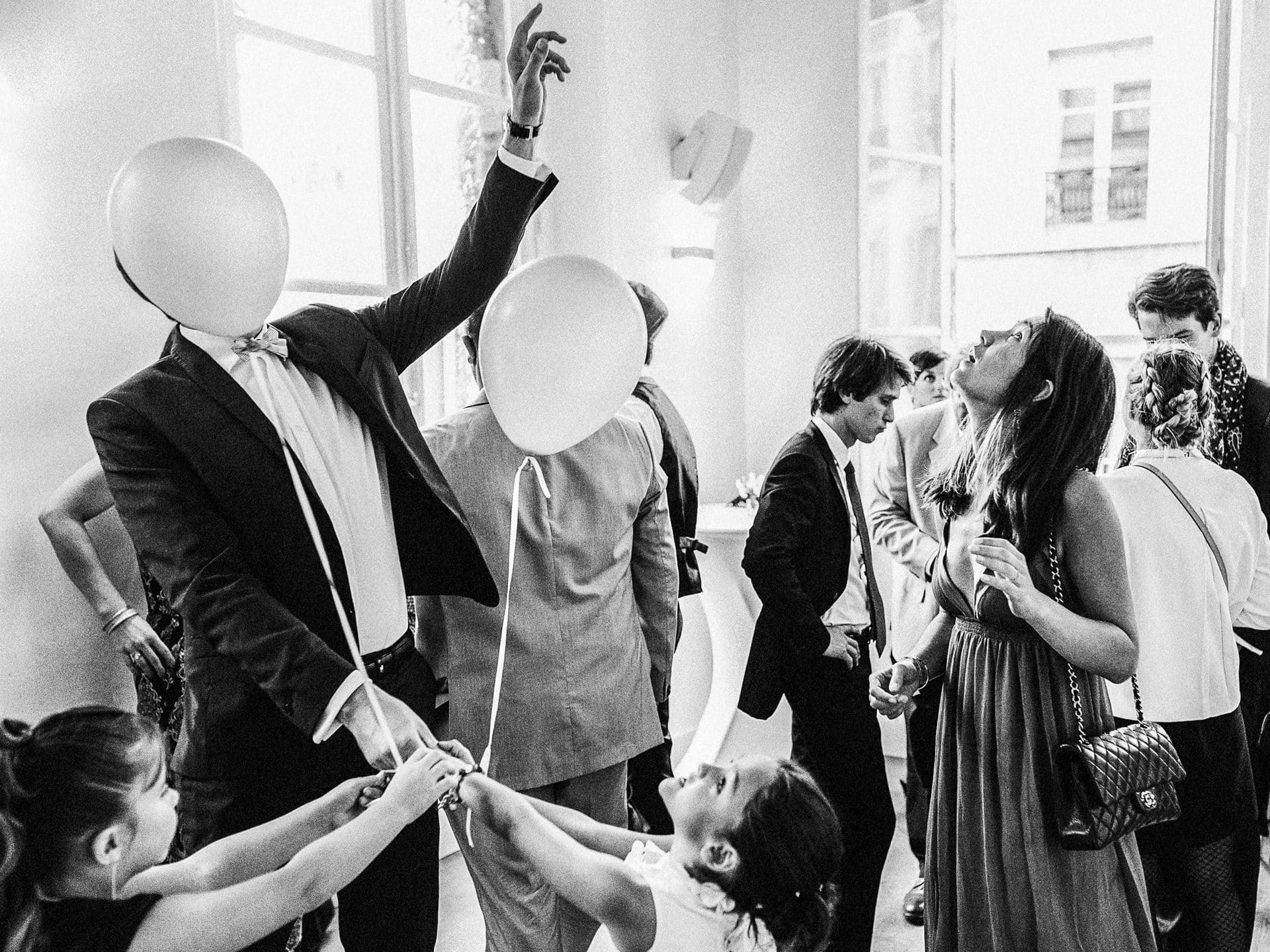 Ernestineetsafamille-wedding-and-life-photographer-17 ‣ Photographe de famille à l'approche documentaire pour vos évènements ou votre vie quotidienne, à Paris et dans toute la France cocktail à la cour du Marais par Ernestine et sa famille photographe de mariage à l'approche reportage