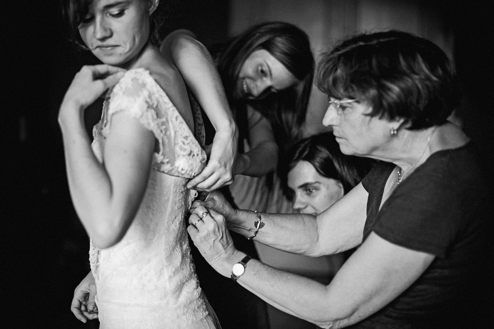 Ernestineetsafamille-wedding-and-life-photographer-19 ‣ Photographe de famille à l'approche documentaire pour vos évènements ou votre vie quotidienne, à Paris et dans toute la France habillage de la mariée par sa mère et ses sœurs à St jean de Luz Ernestine et sa famille photographe de mariage à l'approche reportage