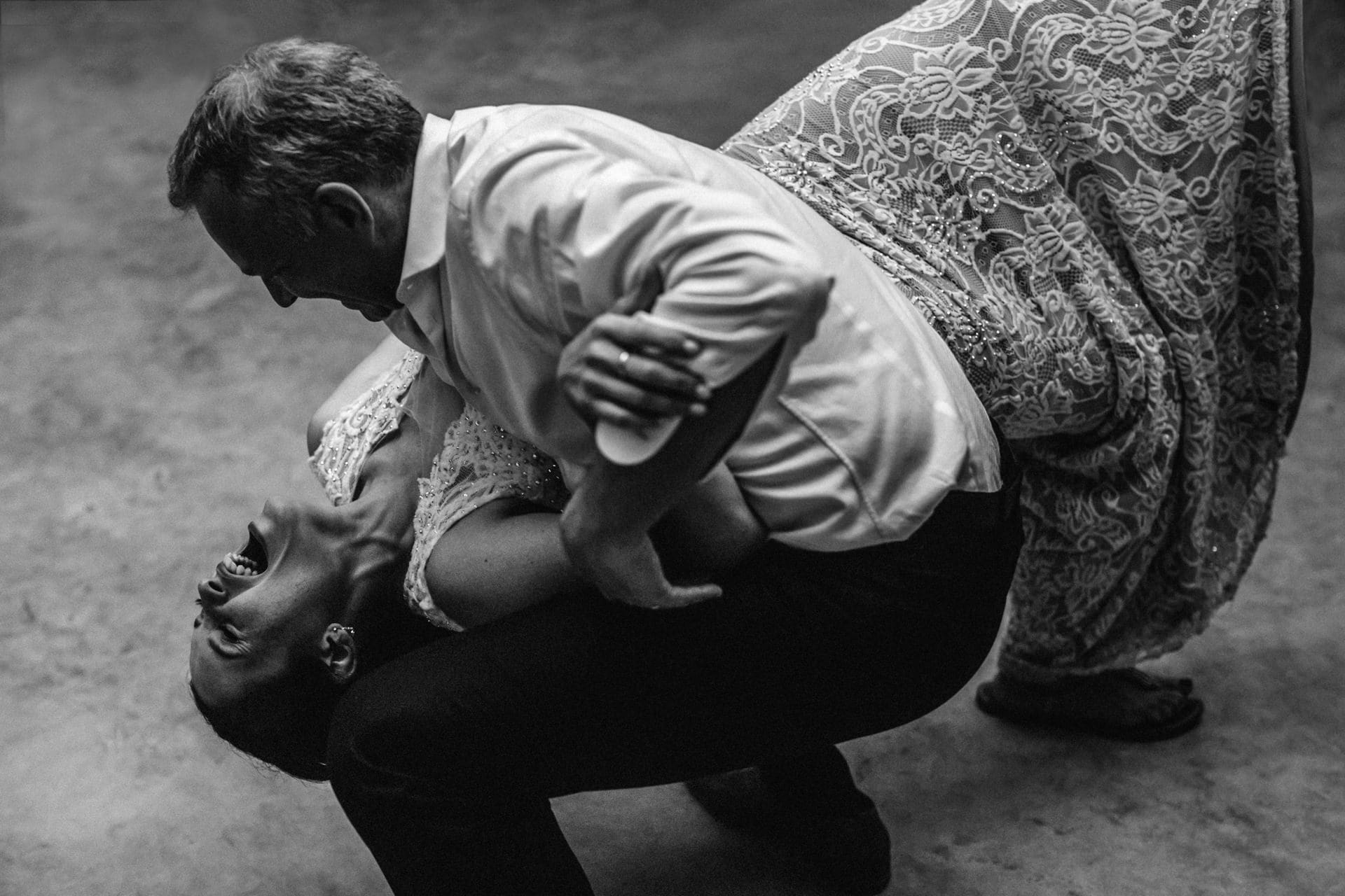 Ernestineetsafamille-wedding-and-life-photographer-21 ‣ Photographe de famille à l'approche documentaire pour vos évènements ou votre vie quotidienne, à Paris et dans toute la France la première danse des mariés à Montauban Ernestine et sa famille photographe de mariage à l'approche reportage