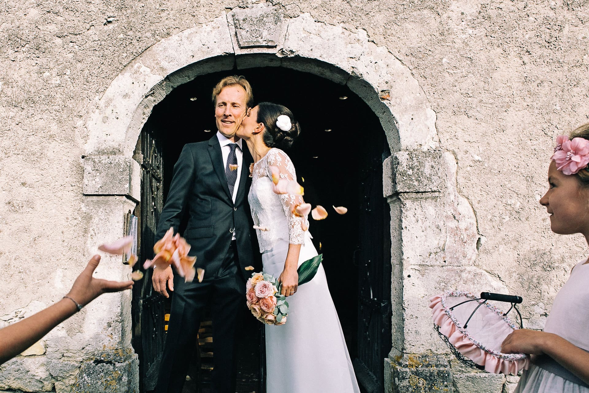 Ernestineetsafamille-wedding-and-life-photographer-27 ‣ Photographe de famille à l'approche documentaire pour vos évènements ou votre vie quotidienne, à Paris et dans toute la France Sortie de l'église en dordogne Ernestine et sa famille photographe de mariage à l'approche reportage