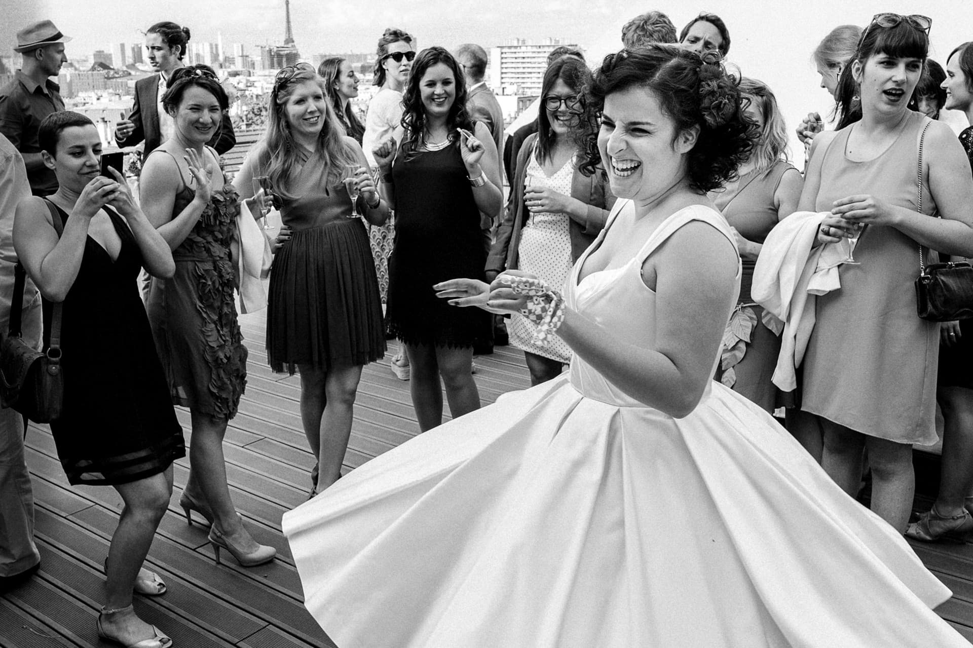 Ernestineetsafamille-wedding-and-life-photographer-3 ‣ Photographe de famille à l'approche documentaire pour vos évènements ou votre vie quotidienne, à Paris et dans toute la France danse de la mariée pendant le cocktail par Photo des mains des mariés pendant la cérémonie laïque . Ernestine et sa famille photographe de mariage à l'approche reportage