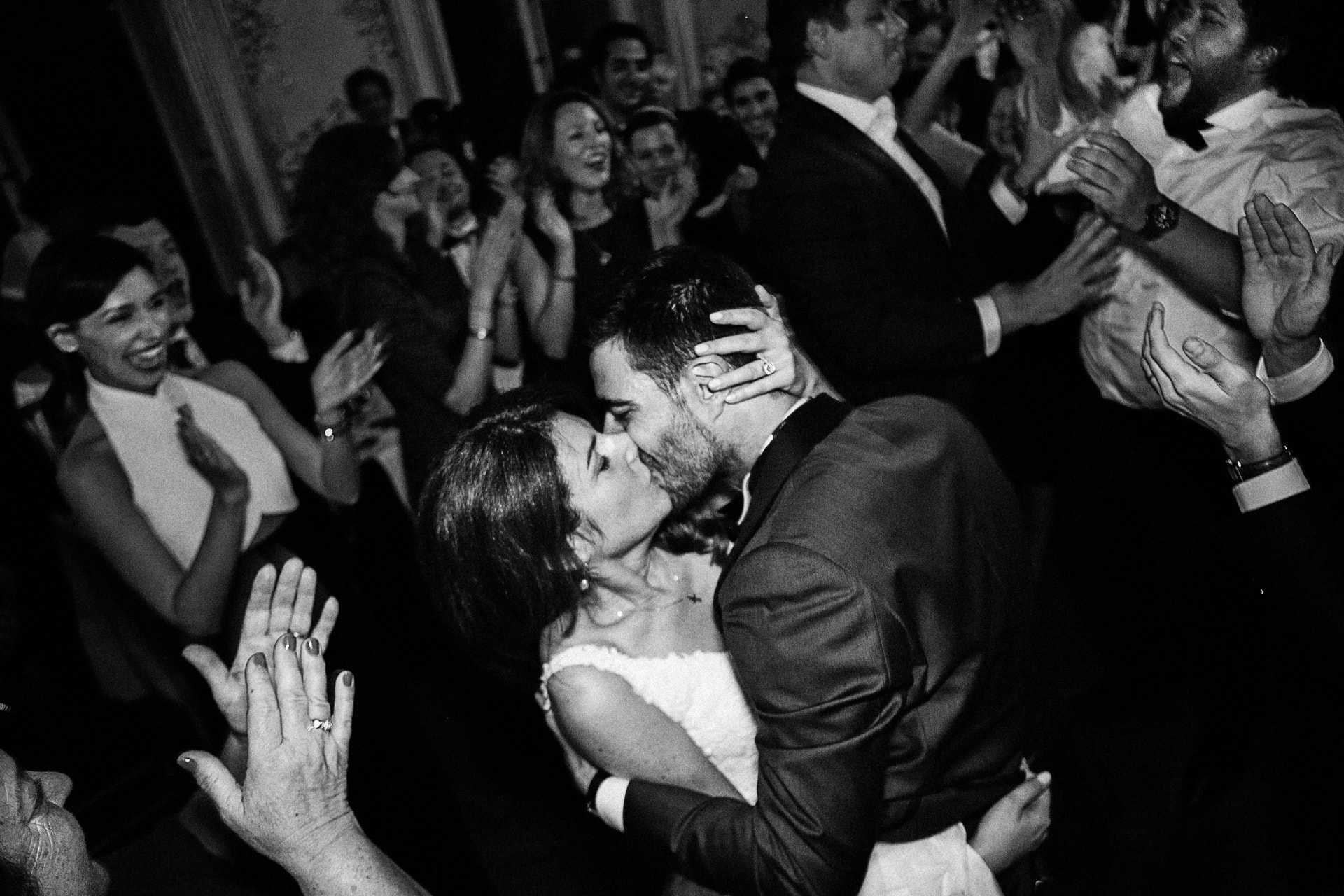 Ernestineetsafamille-wedding-and-life-photographer-34 ‣ Photographe de famille à l'approche documentaire pour vos évènements ou votre vie quotidienne, à Paris et dans toute la France Les mariés s'embrassent au Cercle France Amériques par Ernestine et sa famille photographe de mariage à l'approche reportage