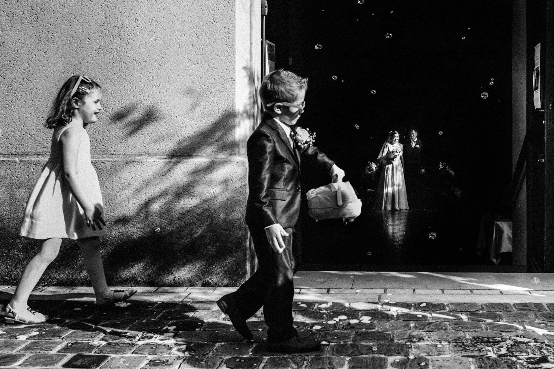 Ernestineetsafamille-wedding-and-life-photographer-4 ‣ Photographe de famille à l'approche documentaire pour vos évènements ou votre vie quotidienne, à Paris et dans toute la France Sortie de l'église avec enfants Photo des mains des mariés pendant la cérémonie laïque . Ernestine et sa famille photographe de mariage à l'approche reportage