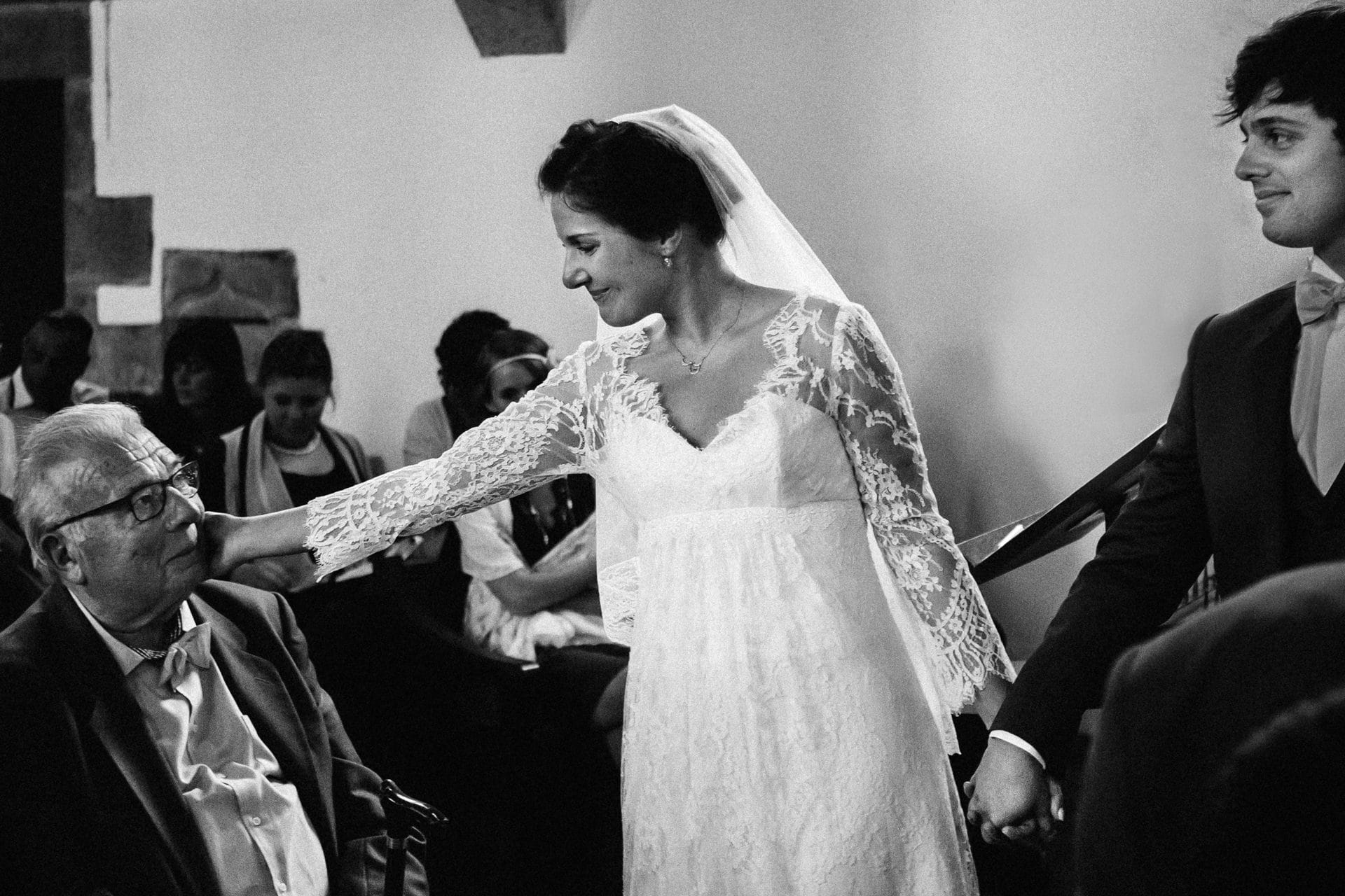 Ernestineetsafamille-wedding-and-life-photographer-42 ‣ Photographe de famille à l'approche documentaire pour vos évènements ou votre vie quotidienne, à Paris et dans toute la France la mariée caresse la joue de son grand père Ernestine et sa famille photographe de mariage à l'approche reportage