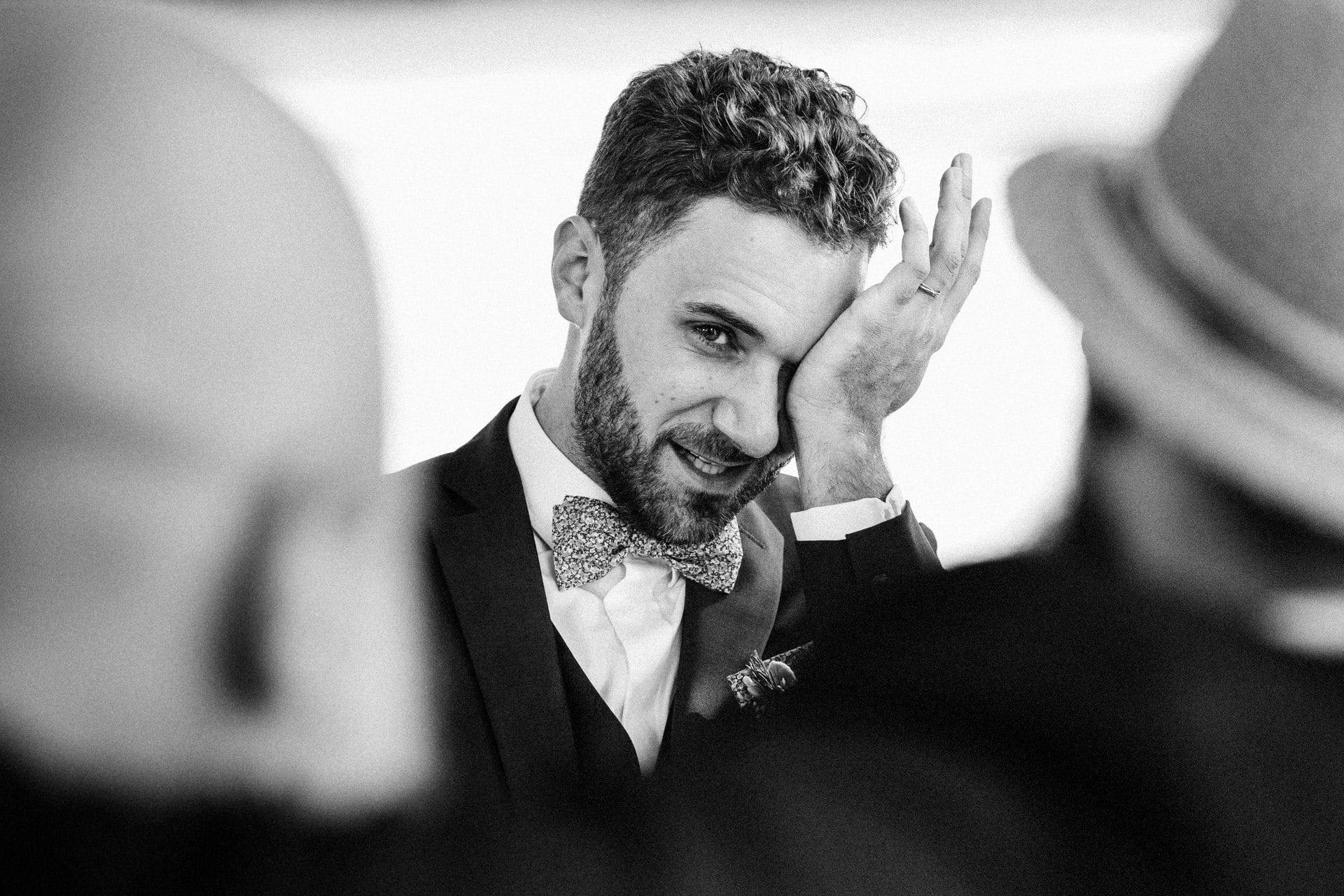 Ernestineetsafamille-wedding-and-life-photographer-43 ‣ Photographe de famille à l'approche documentaire pour vos évènements ou votre vie quotidienne, à Paris et dans toute la France émotion du marié pendant la cérémonie de mariage Ernestine et sa famille photographe de mariage à l'approche reportage