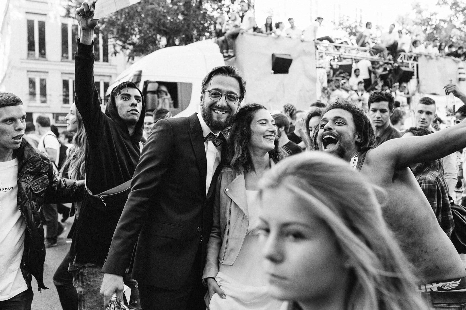 Ernestineetsafamille-wedding-and-life-photographer-48 ‣ Photographe de famille à l'approche documentaire pour vos évènements ou votre vie quotidienne, à Paris et dans toute la France Des mariés pris dans la Techno parade - reportage de mariage à Paris par Ernestine et sa famille, Marine Poron