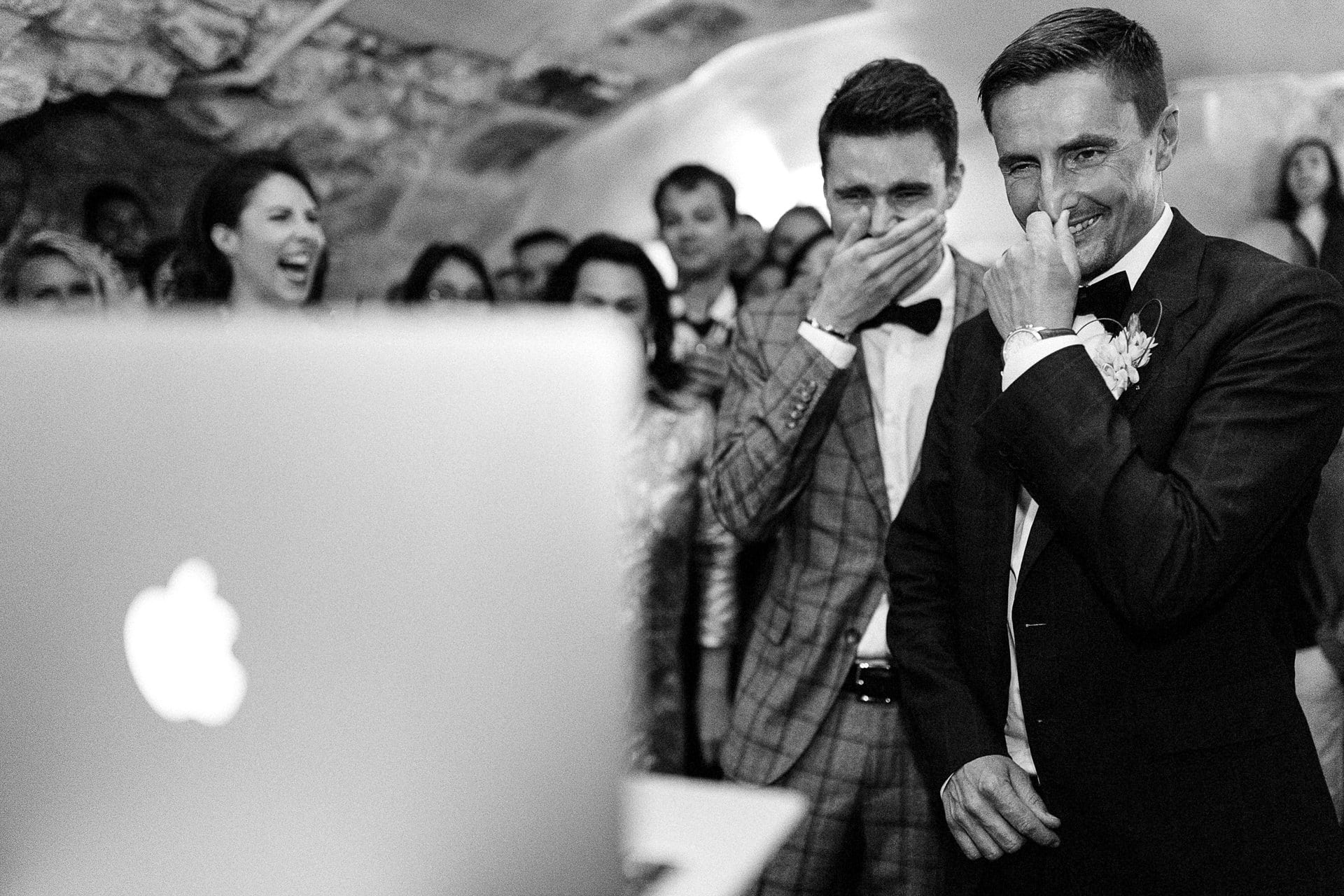 Ernestineetsafamille-wedding-and-life-photographer-49 ‣ Photographe de famille à l'approche documentaire pour vos évènements ou votre vie quotidienne, à Paris et dans toute la France Emotion des mariés devant une surprise par Détail de la robe de mariée par Ernestine et sa famille photographe de mariage à l'approche reportage