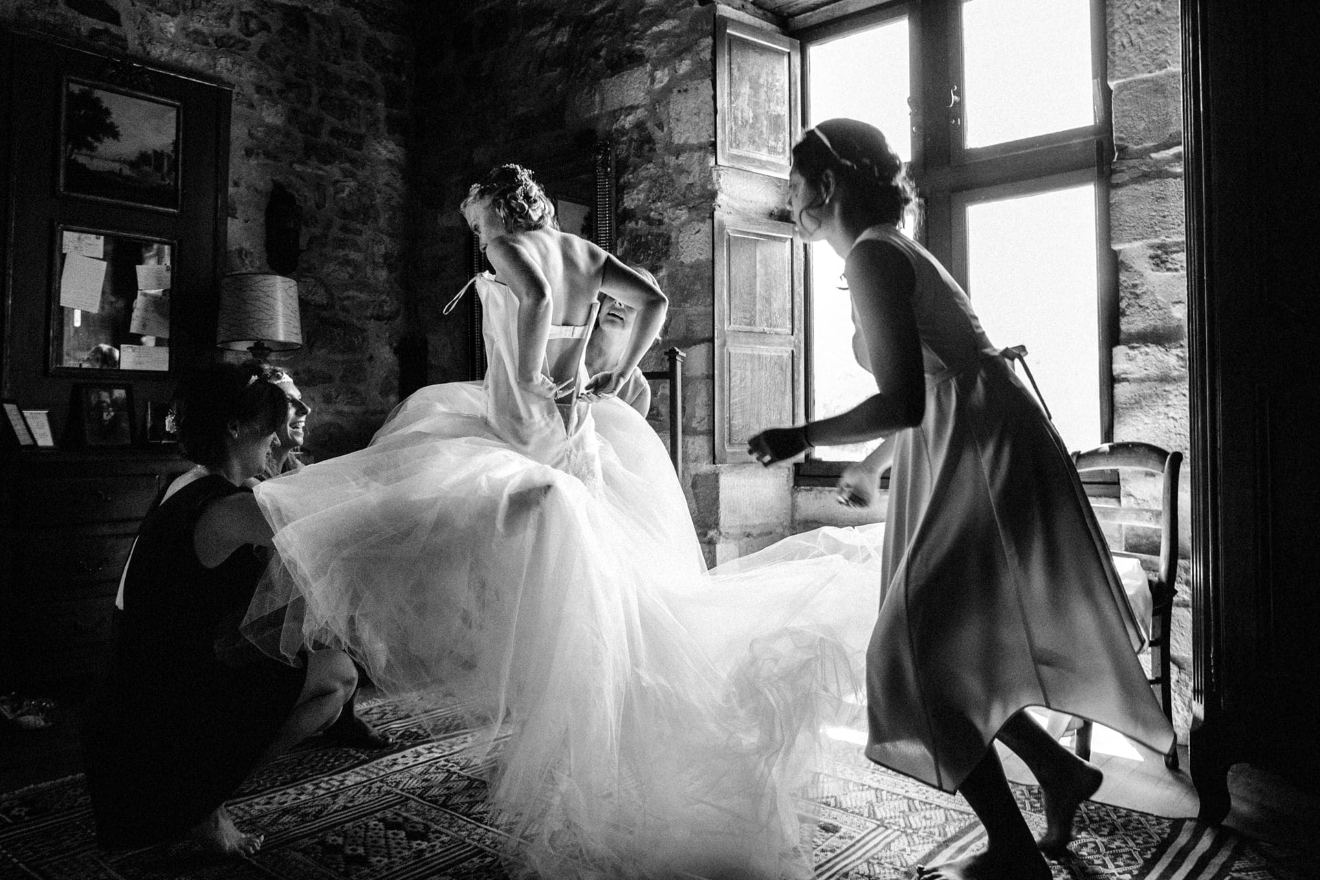 Ernestineetsafamille-wedding-and-life-photographer-51 ‣ Photographe de famille à l'approche documentaire pour vos évènements ou votre vie quotidienne, à Paris et dans toute la France habillage de la mariée Détail de la robe de mariée par Ernestine et sa famille photographe de mariage à l'approche reportage