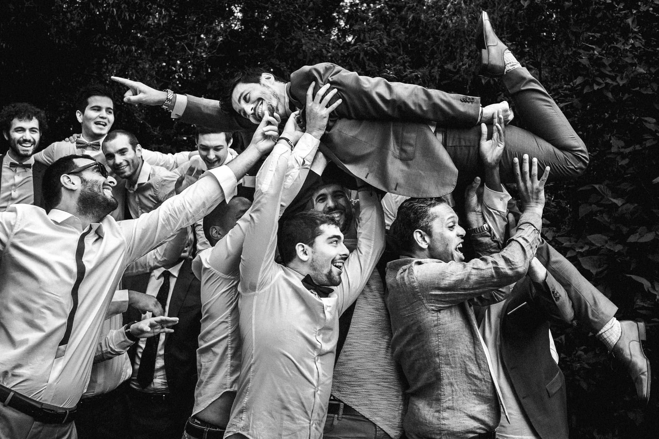 Ernestineetsafamille-wedding-and-life-photographer-6 ‣ Photographe de famille à l'approche documentaire pour vos évènements ou votre vie quotidienne, à Paris et dans toute la France les témoins portent le marié au Moulin du XII par Photo des mains des mariés pendant la cérémonie laïque . Ernestine et sa famille photographe de mariage à l'approche reportage