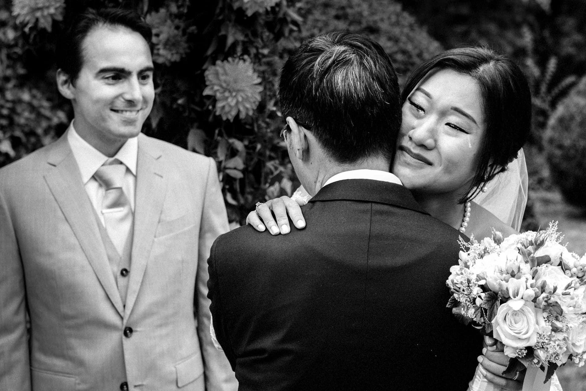 Ernestineetsafamille-wedding-and-life-photographer-8 ‣ Photographe de famille à l'approche documentaire pour vos évènements ou votre vie quotidienne, à Paris et dans toute la France la mariée embrasse son père au chateau de Méridon par Photo des mains des mariés pendant la cérémonie laïque . Ernestine et sa famille photographe de mariage à l'approche reportage