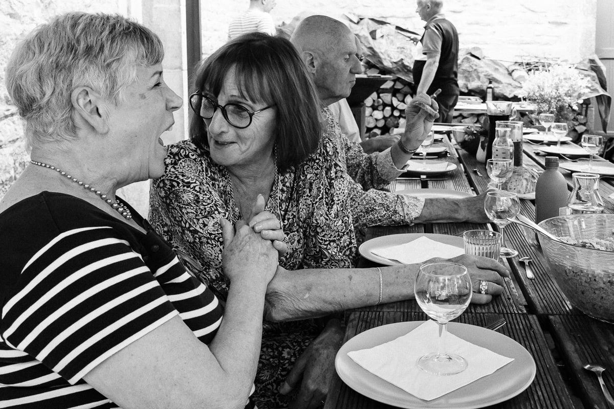 Ernestine-et-sa-famille-photographe reunion de famille-13 ‣ Photographe de famille à l'approche documentaire pour vos évènements ou votre vie quotidienne, à Paris et dans toute la France Offrir un reportage de famille pour un anniversaire de mariage noyers sur serein en Bourgogne par Ernestine et sa famille
