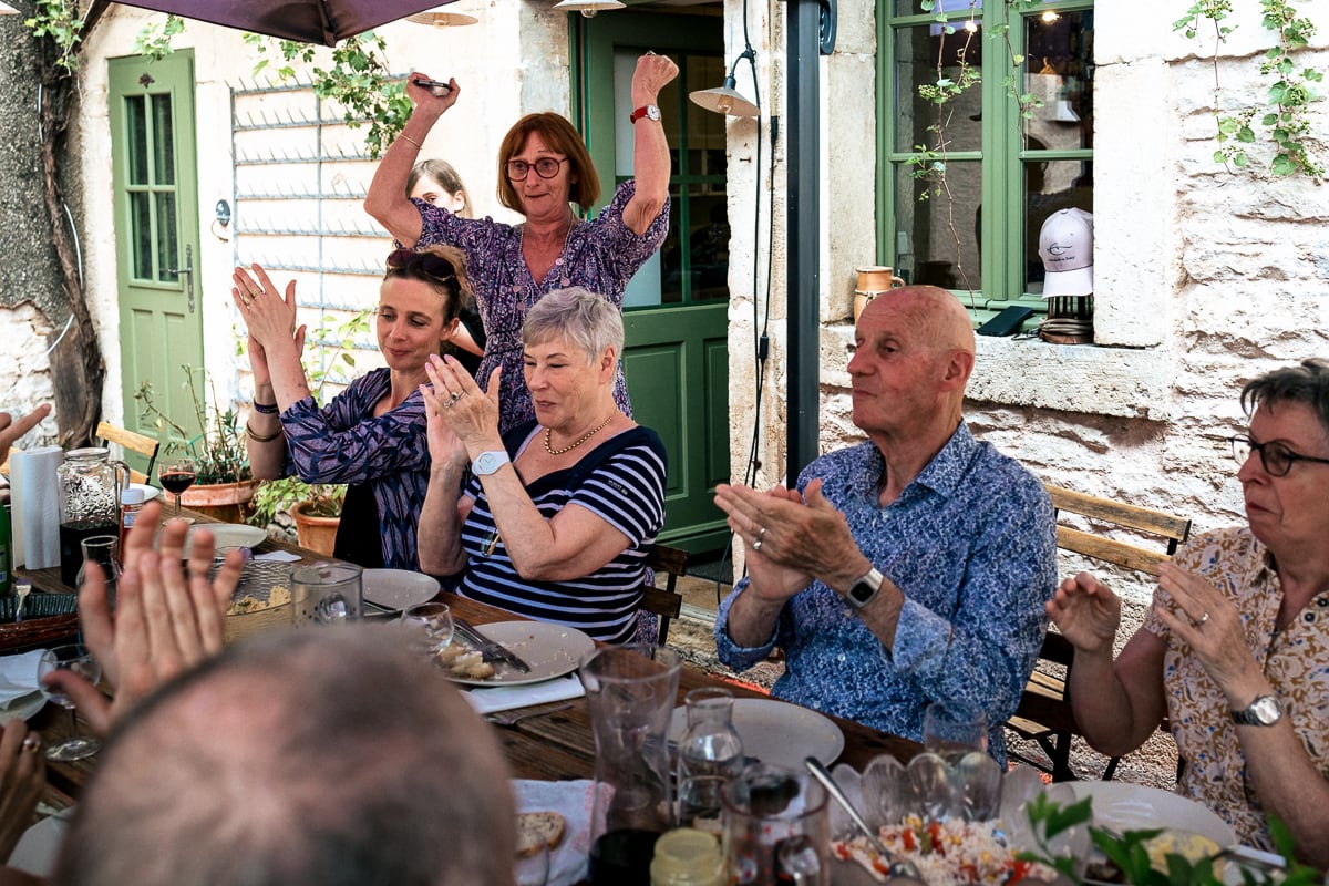 Ernestine-et-sa-famille-photographe reunion de famille-15 ‣ Photographe de famille à l'approche documentaire pour vos évènements ou votre vie quotidienne, à Paris et dans toute la France Offrir un reportage de famille pour un anniversaire de mariage noyers sur serein en Bourgogne par Ernestine et sa famille