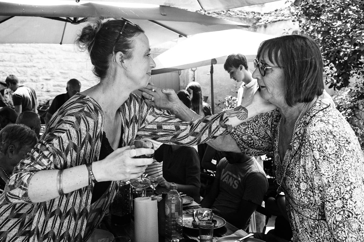 Ernestine-et-sa-famille-photographe reunion de famille-16 ‣ Photographe de famille à l'approche documentaire pour vos évènements ou votre vie quotidienne, à Paris et dans toute la France Offrir un reportage de famille pour un anniversaire de mariage noyers sur serein en Bourgogne par Ernestine et sa famille