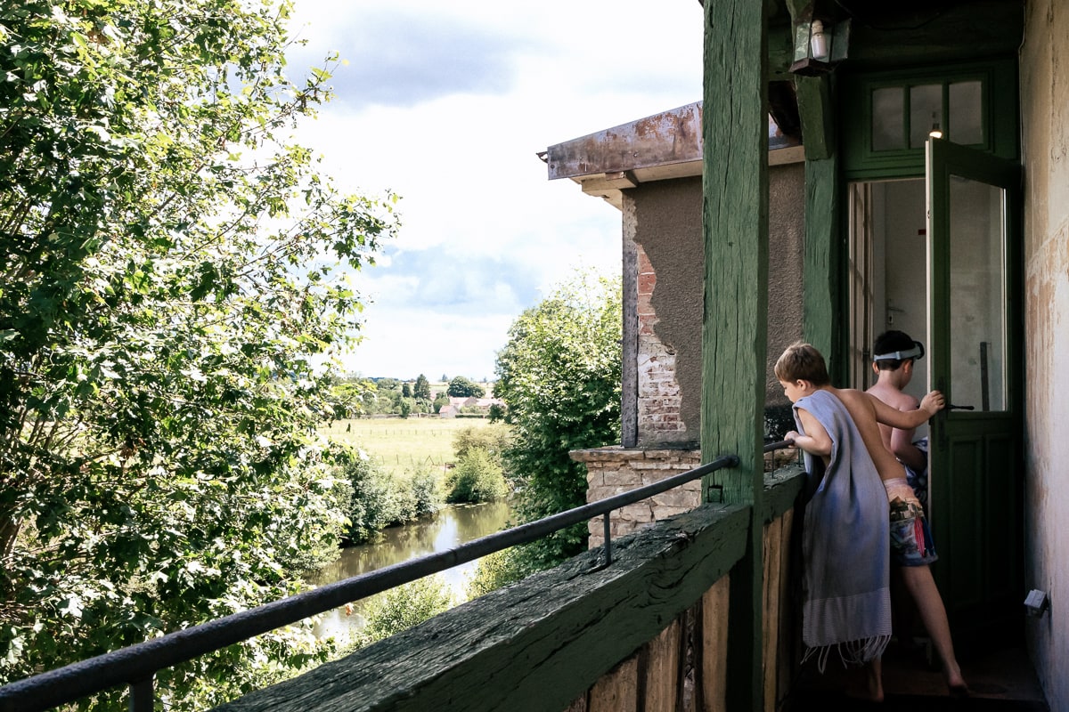 Ernestine-et-sa-famille-photographe reunion de famille-19 ‣ Photographe de famille à l'approche documentaire pour vos évènements ou votre vie quotidienne, à Paris et dans toute la France Offrir un reportage de famille pour un anniversaire de mariage noyers sur serein en Bourgogne par Ernestine et sa famille