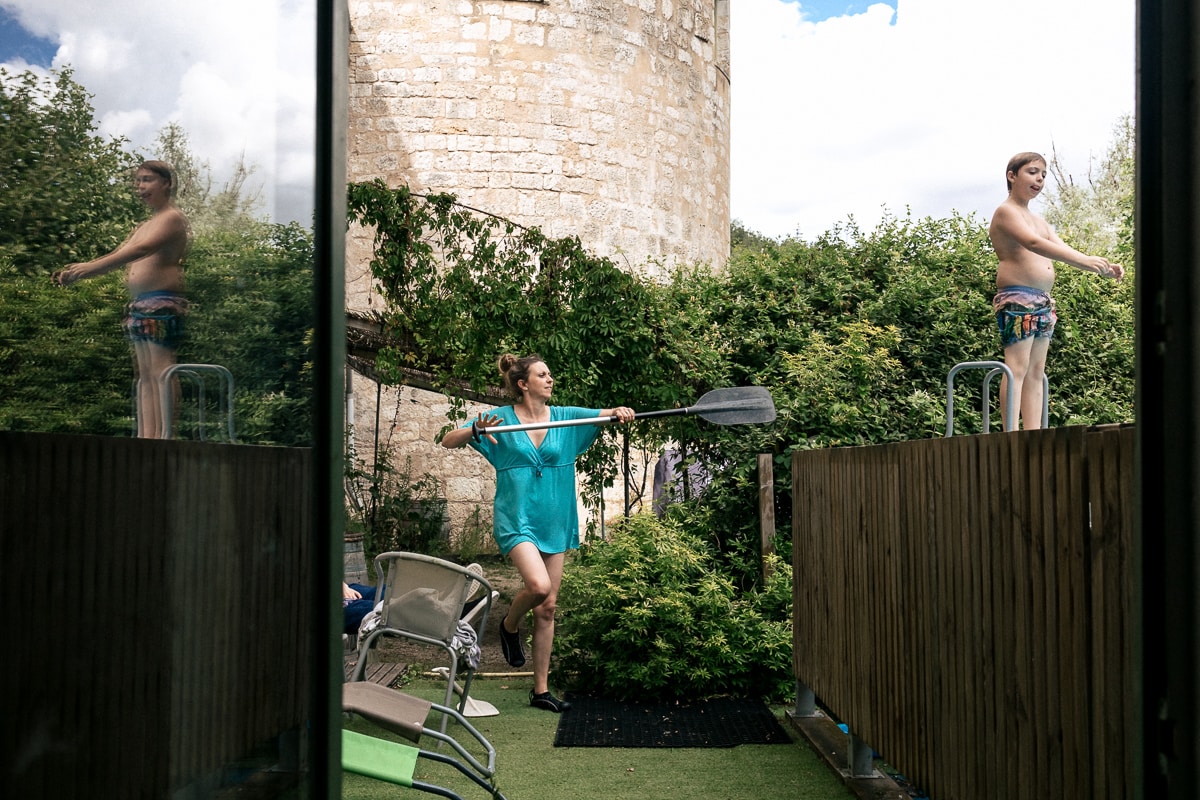 Ernestine-et-sa-famille-photographe reunion de famille-23 ‣ Photographe de famille à l'approche documentaire pour vos évènements ou votre vie quotidienne, à Paris et dans toute la France Offrir un reportage de famille pour un anniversaire de mariage noyers sur serein en Bourgogne par Ernestine et sa famille