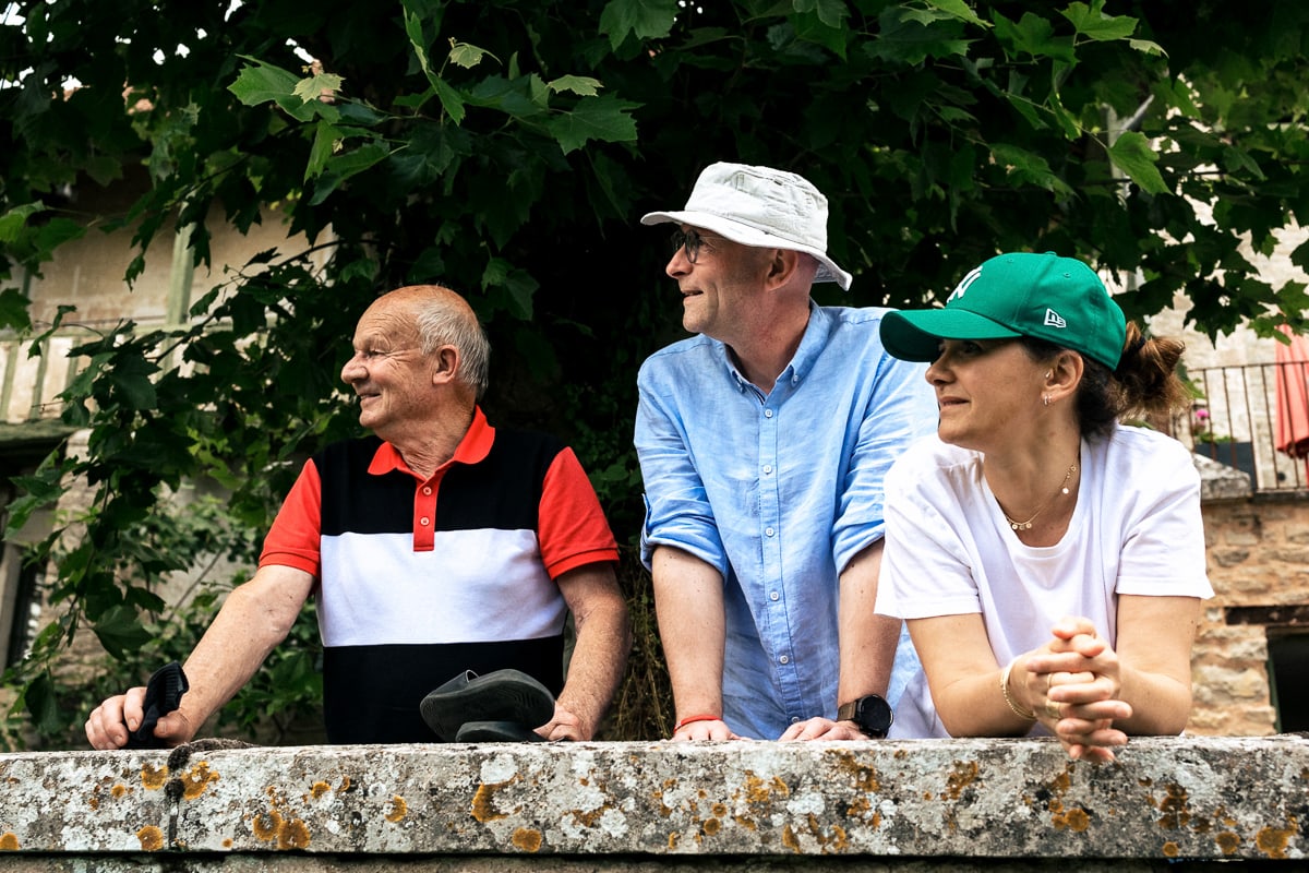 Ernestine-et-sa-famille-photographe reunion de famille-28 ‣ Photographe de famille à l'approche documentaire pour vos évènements ou votre vie quotidienne, à Paris et dans toute la France Offrir un reportage de famille pour un anniversaire de mariage noyers sur serein en Bourgogne par Ernestine et sa famille