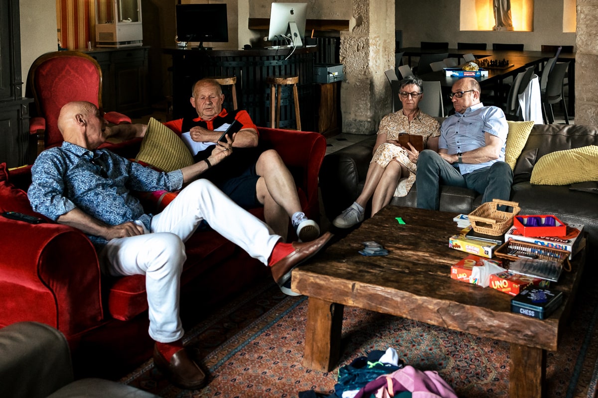 Ernestine-et-sa-famille-photographe reunion de famille-30 ‣ Photographe de famille à l'approche documentaire pour vos évènements ou votre vie quotidienne, à Paris et dans toute la France Offrir un reportage de famille pour un anniversaire de mariage noyers sur serein en Bourgogne par Ernestine et sa famille