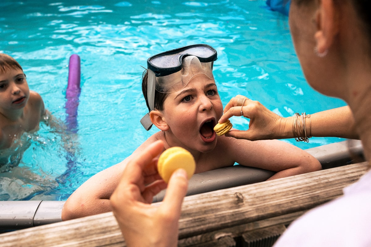 Ernestine-et-sa-famille-photographe reunion de famille-32 ‣ Photographe de famille à l'approche documentaire pour vos évènements ou votre vie quotidienne, à Paris et dans toute la France Offrir un reportage de famille pour un anniversaire de mariage noyers sur serein en Bourgogne par Ernestine et sa famille