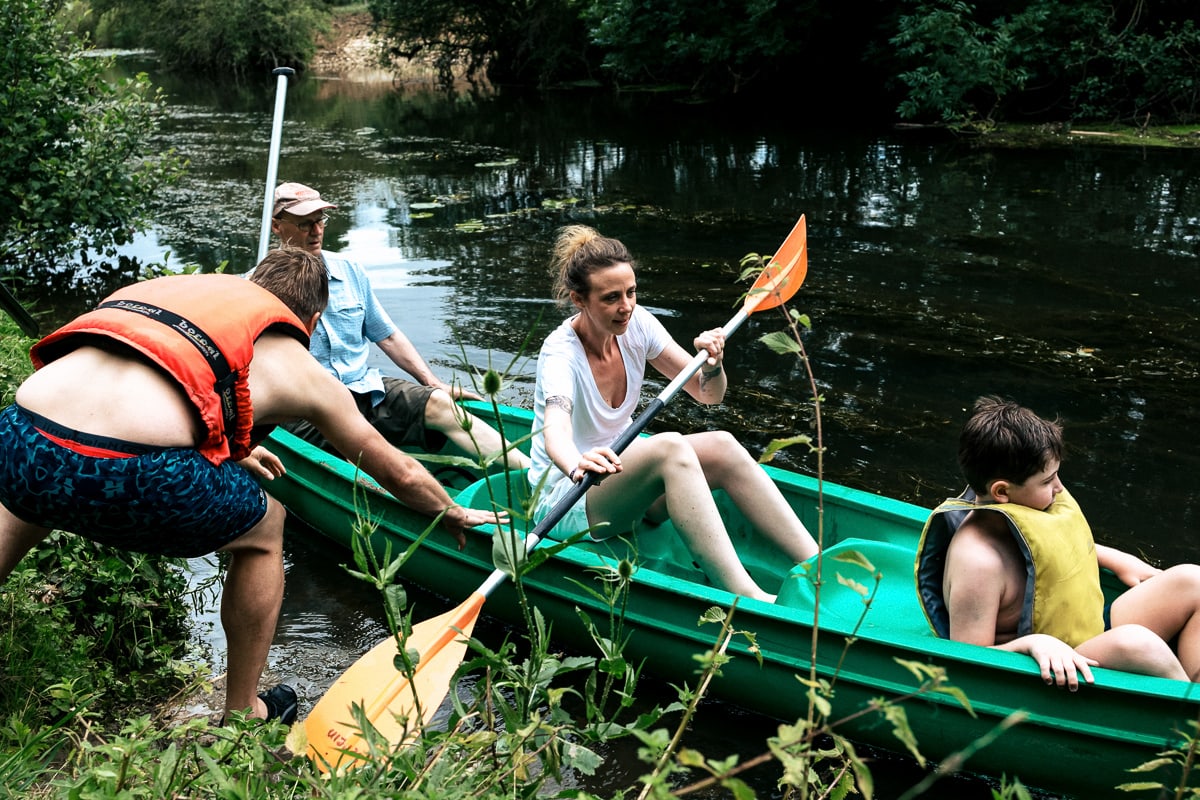 Ernestine-et-sa-famille-photographe reunion de famille-35 ‣ Photographe de famille à l'approche documentaire pour vos évènements ou votre vie quotidienne, à Paris et dans toute la France Offrir un reportage de famille pour un anniversaire de mariage noyers sur serein en Bourgogne par Ernestine et sa famille