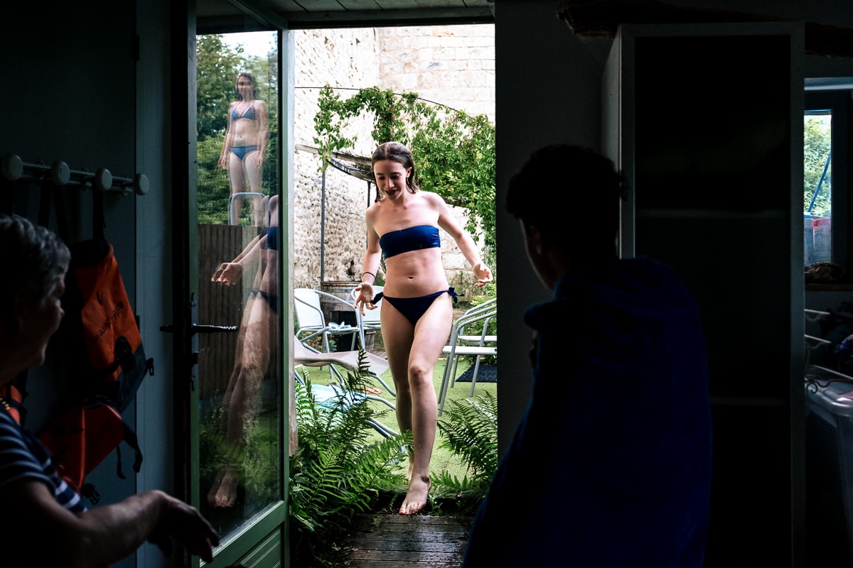 Ernestine-et-sa-famille-photographe reunion de famille-36 ‣ Photographe de famille à l'approche documentaire pour vos évènements ou votre vie quotidienne, à Paris et dans toute la France Offrir un reportage de famille pour un anniversaire de mariage noyers sur serein en Bourgogne par Ernestine et sa famille