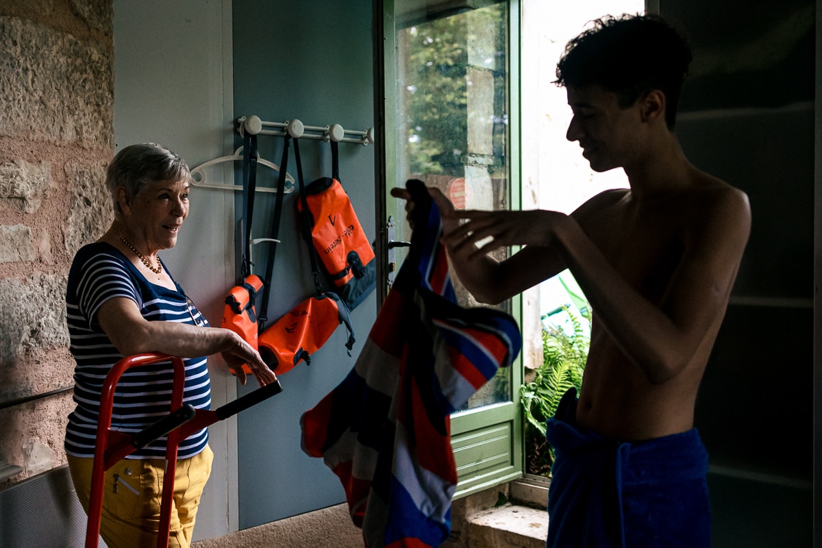 Ernestine-et-sa-famille-photographe reunion de famille-37 ‣ Photographe de famille à l'approche documentaire pour vos évènements ou votre vie quotidienne, à Paris et dans toute la France Offrir un reportage de famille pour un anniversaire de mariage noyers sur serein en Bourgogne par Ernestine et sa famille