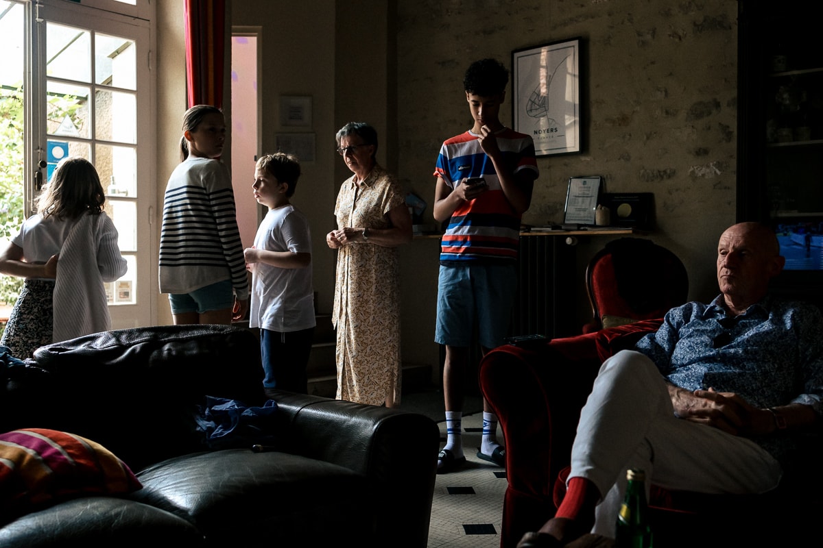 Ernestine-et-sa-famille-photographe reunion de famille-41 ‣ Photographe de famille à l'approche documentaire pour vos évènements ou votre vie quotidienne, à Paris et dans toute la France Offrir un reportage de famille pour un anniversaire de mariage noyers sur serein en Bourgogne par Ernestine et sa famille