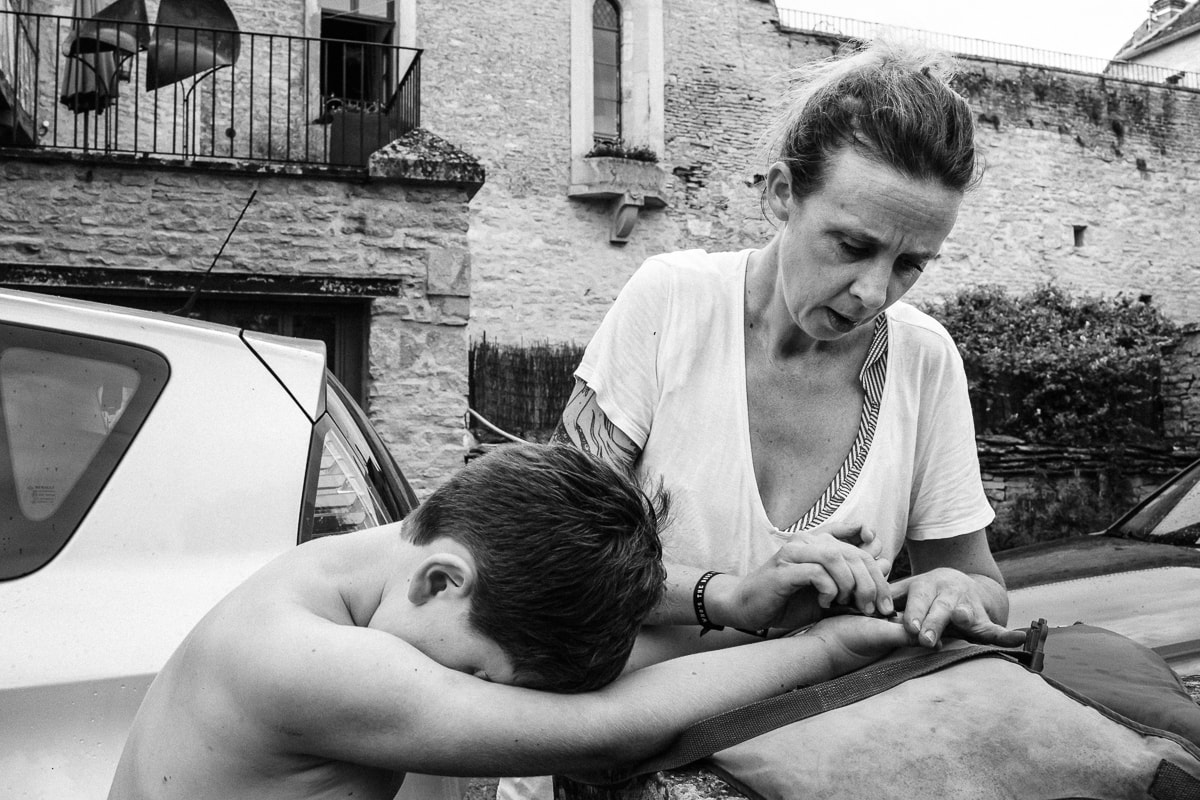 Ernestine-et-sa-famille-photographe reunion de famille-42 ‣ Photographe de famille à l'approche documentaire pour vos évènements ou votre vie quotidienne, à Paris et dans toute la France Offrir un reportage de famille pour un anniversaire de mariage noyers sur serein en Bourgogne par Ernestine et sa famille