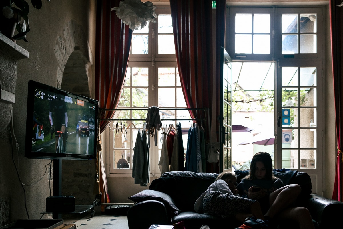 Ernestine-et-sa-famille-photographe reunion de famille-44 ‣ Photographe de famille à l'approche documentaire pour vos évènements ou votre vie quotidienne, à Paris et dans toute la France Offrir un reportage de famille pour un anniversaire de mariage noyers sur serein en Bourgogne par Ernestine et sa famille